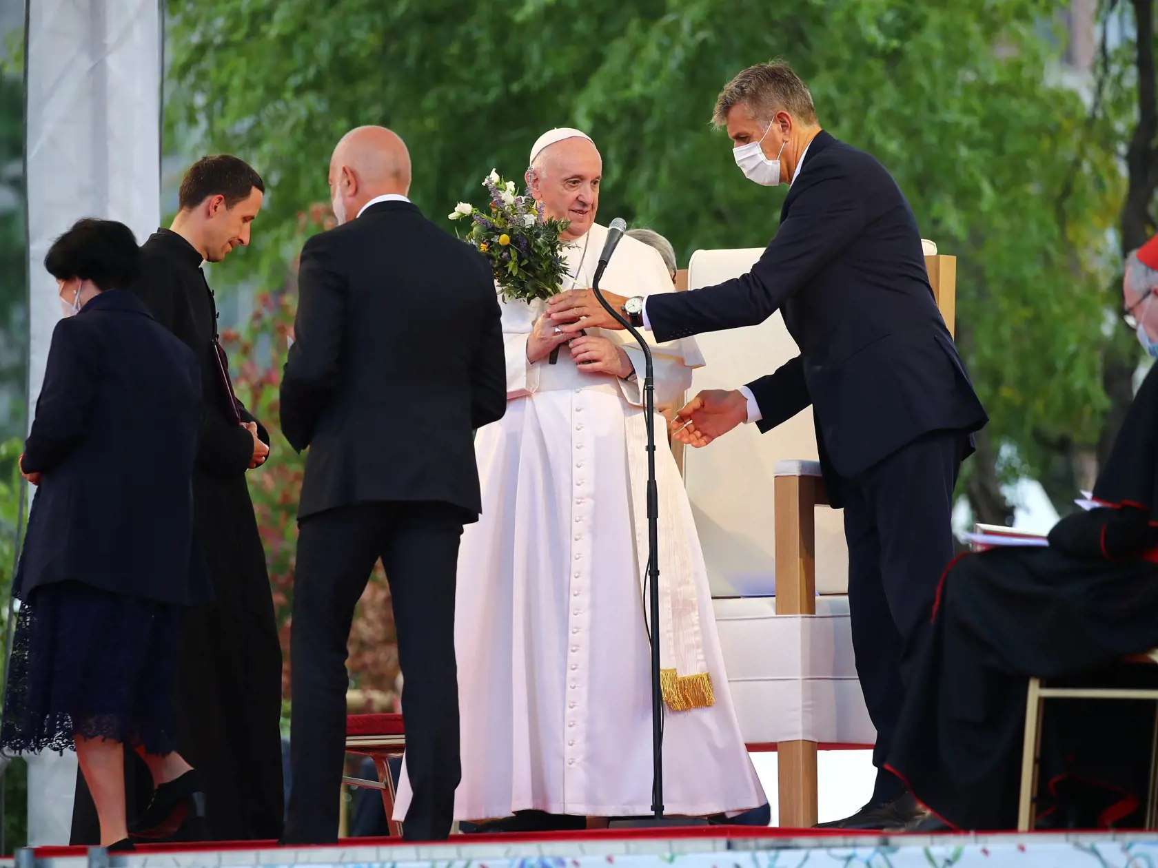 Pápež František dorazil na Luník IX. v presne stanovenom čase. Z auta vystúpil presne o 16:00 hodine. Rómovia ho vítajú pozdravom "Ave Papež".