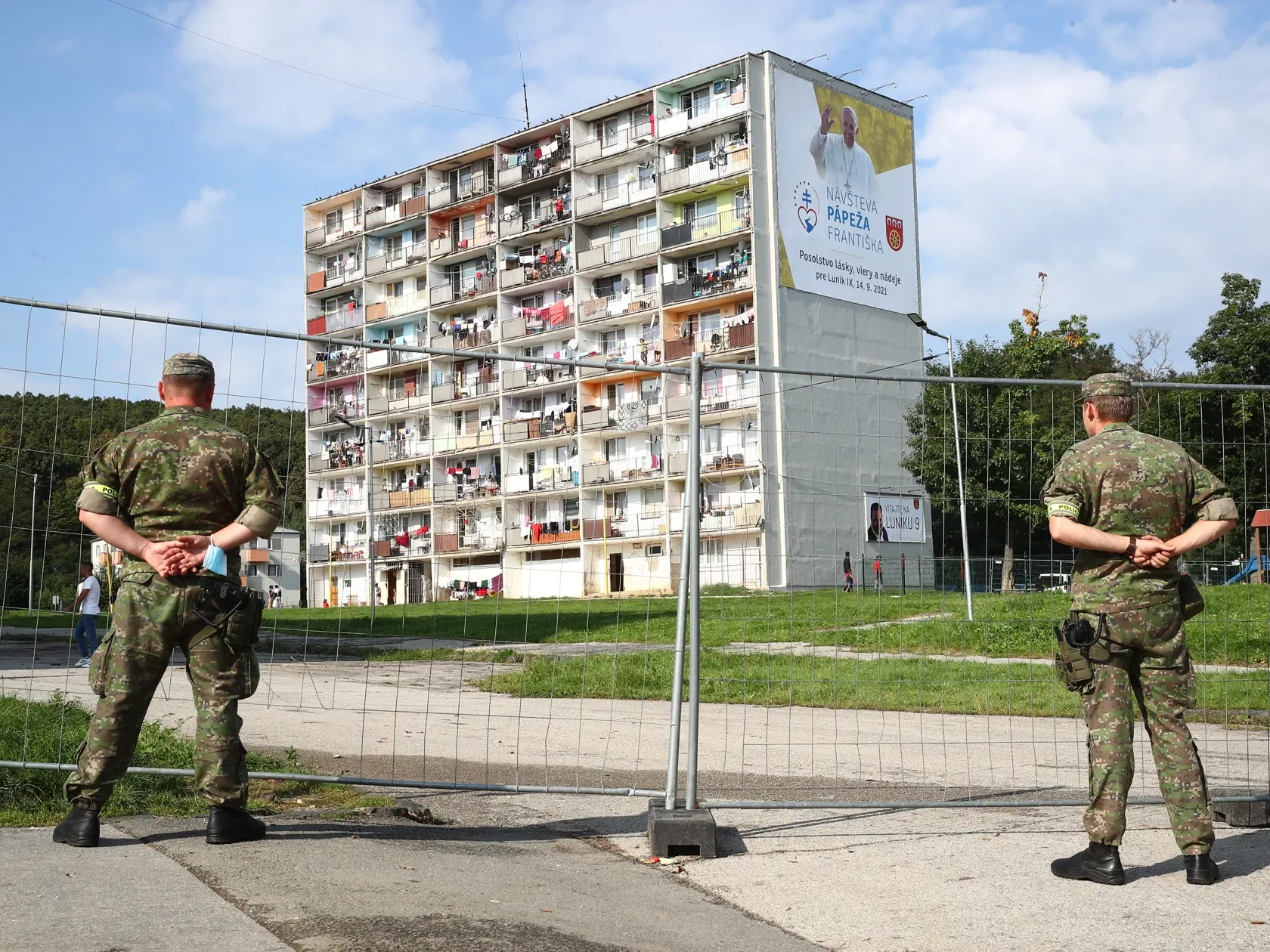 Prípravy na košiskom sídlisku Luník IX. vrcholia. Obyvatelia s nadšením očakávali príchod Svätého Otca.