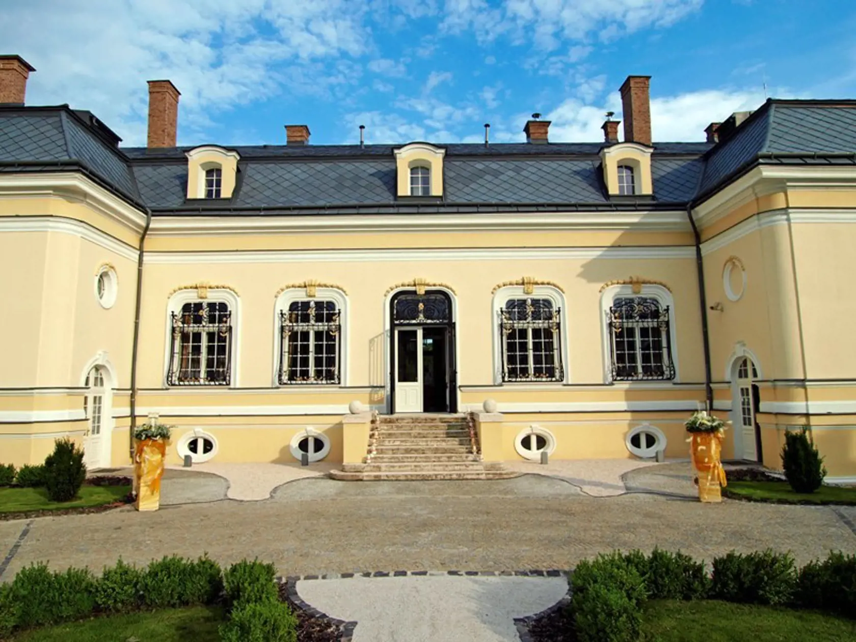 Sklovska a Lelkes: Zobrali sa v luxusnom kaštieli Amade Château v Dunajskej Strede. Iba svadobná hostina, na ktorej bolo vyše sto pozvaných ľudí, ich údajne vyšla na 20-tisíc eur.