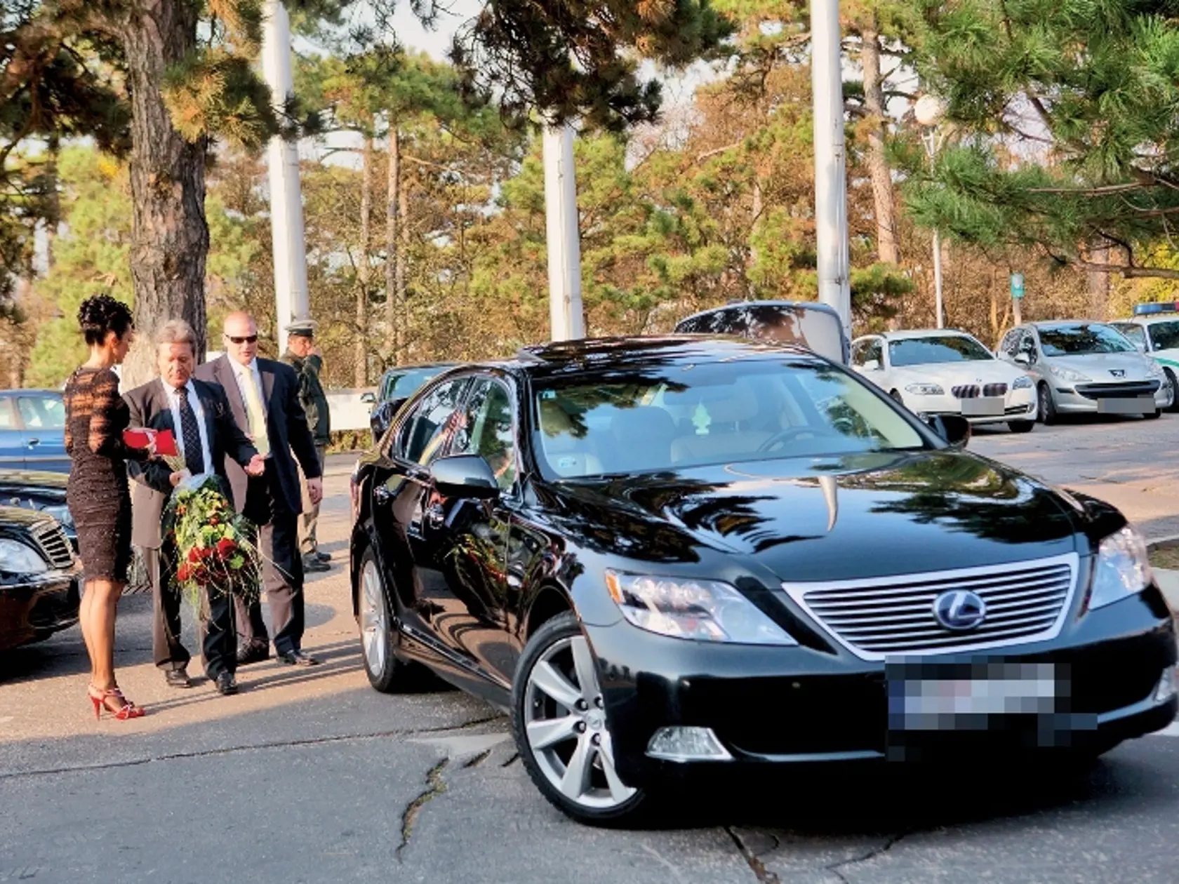Prominentná svadba sa neobišla bez luxusných tátošov. Na jednom z nich sa priviezli aj Lelkesovci.