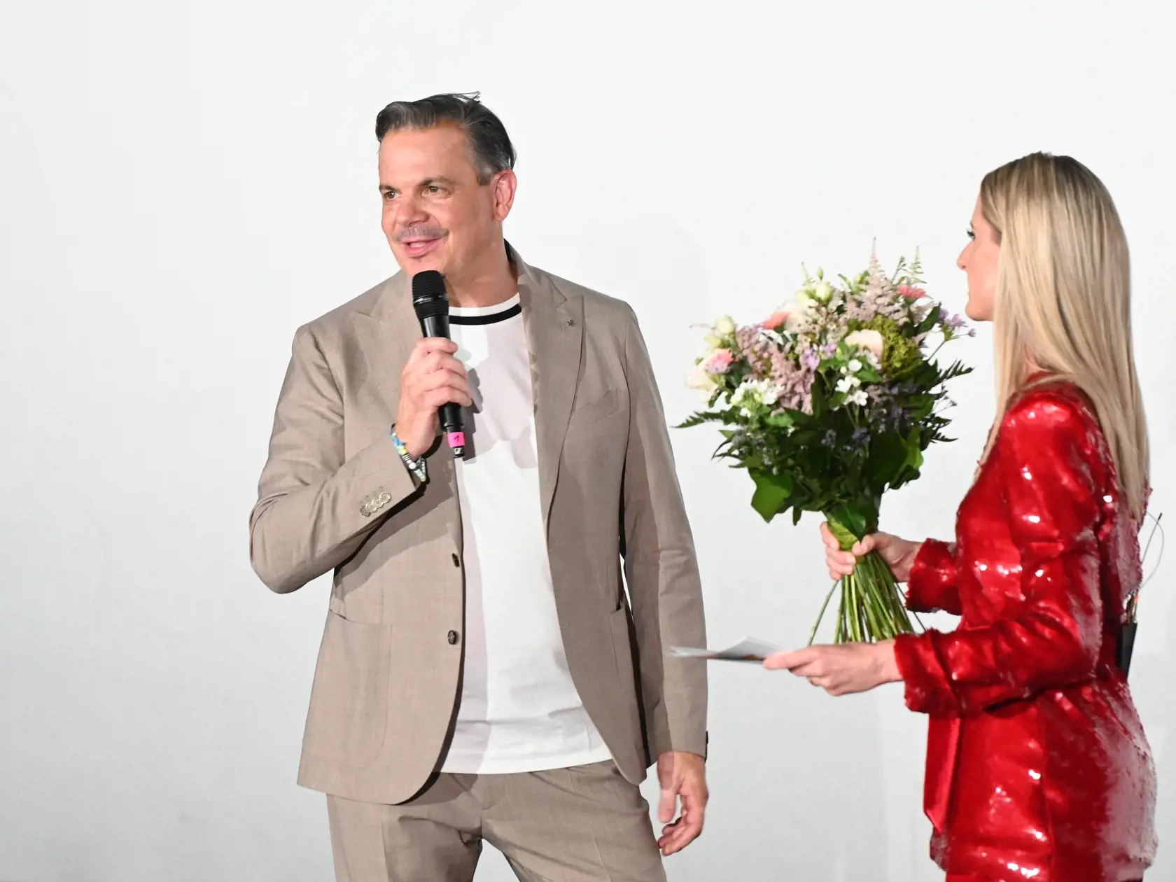 Na snímke vľavo riaditeľ festivalu June Film Fest Daniel Dangl a slovenská moderátorka Adela Vinczeová počas festivalu June Film Fest v Divadle Hviezda v Trnave v stredu 5. júna 2024. FOTO TASR - Lukáš Grinaj