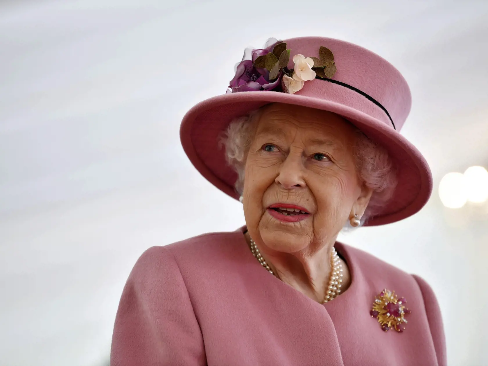 Britská kráľovná Alžbeta II. na návšteve Laboratória pre obranné vedy a technológie v anglickom Portone Down 15. októbra 2020.