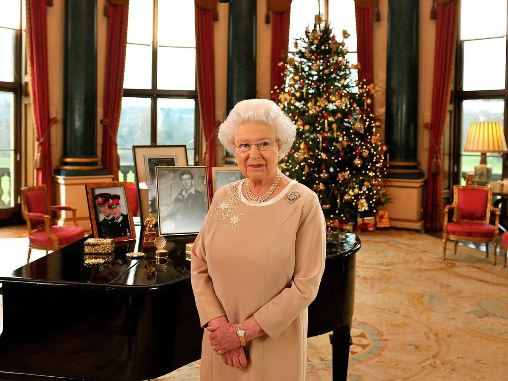 Pred každými Vianocami kráľovná pripravuje príhovor, ktorý sa nakrúca v Buckinghamskom paláci. Tento rok to bude inak.