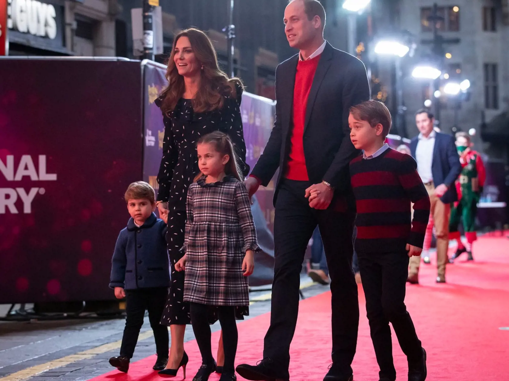 William a Kate s deťmi v uliciach Londýna.