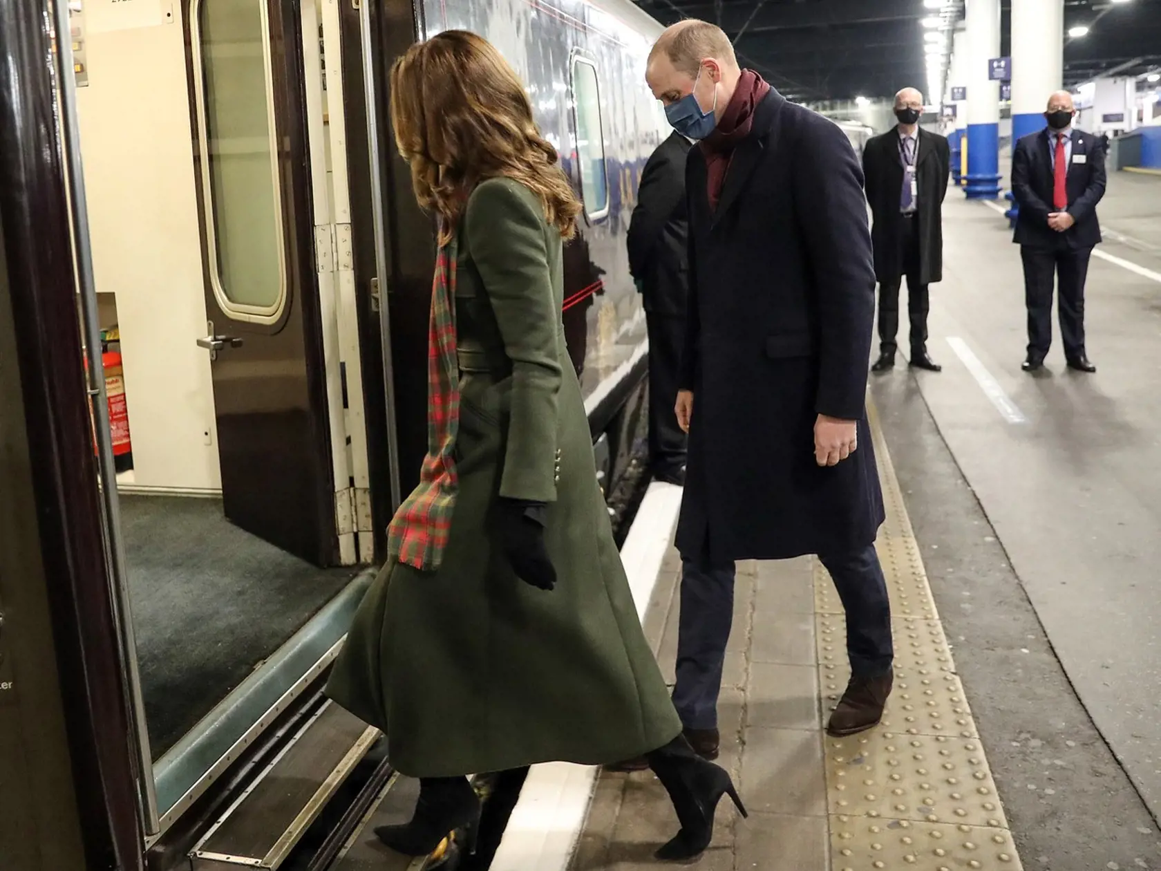 Kate nastupuje do vlaku na londýnskej stanici Euston.