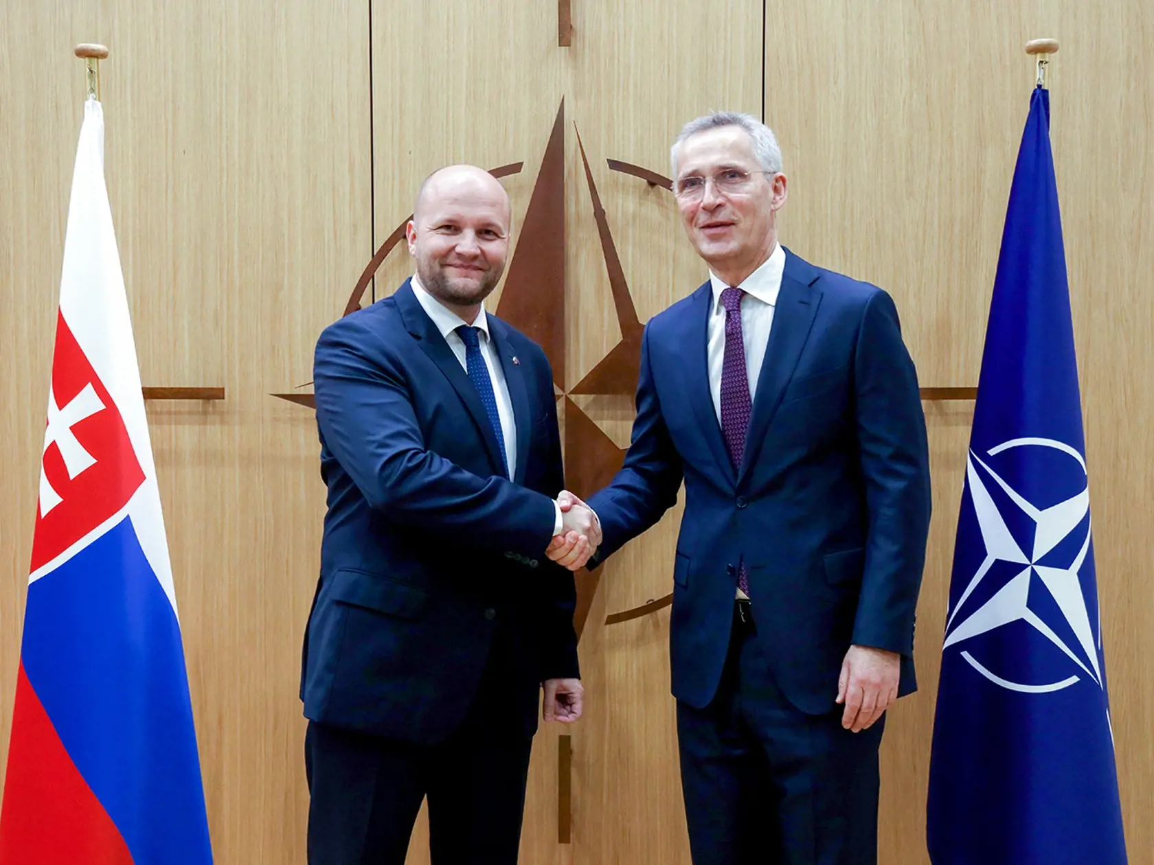 Dočasne poverený minister obrany Jaroslav Naď  (vľavo) a generálny tajomník NATO Jens Stoltenberg pózujú počas stretnutia v bruseli v piatok 24. marca 2023. Rokovali o pomoci pre Ukrajinu, koordinácii krokov v súvislosti s obranou územia Aliancie vrátane nasadenia jej síl, spôsobilostí či veliacich štruktúr na území SR.