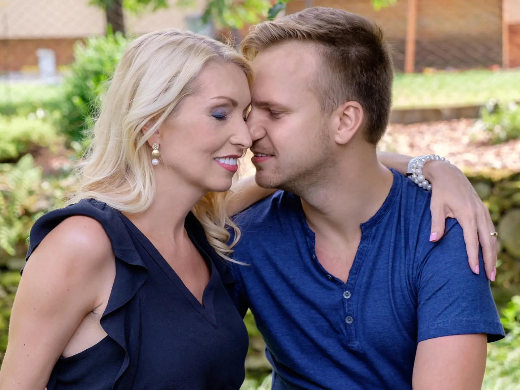 Spevák Martin Chodúr a jeho partnerka Ivona Selníková.
