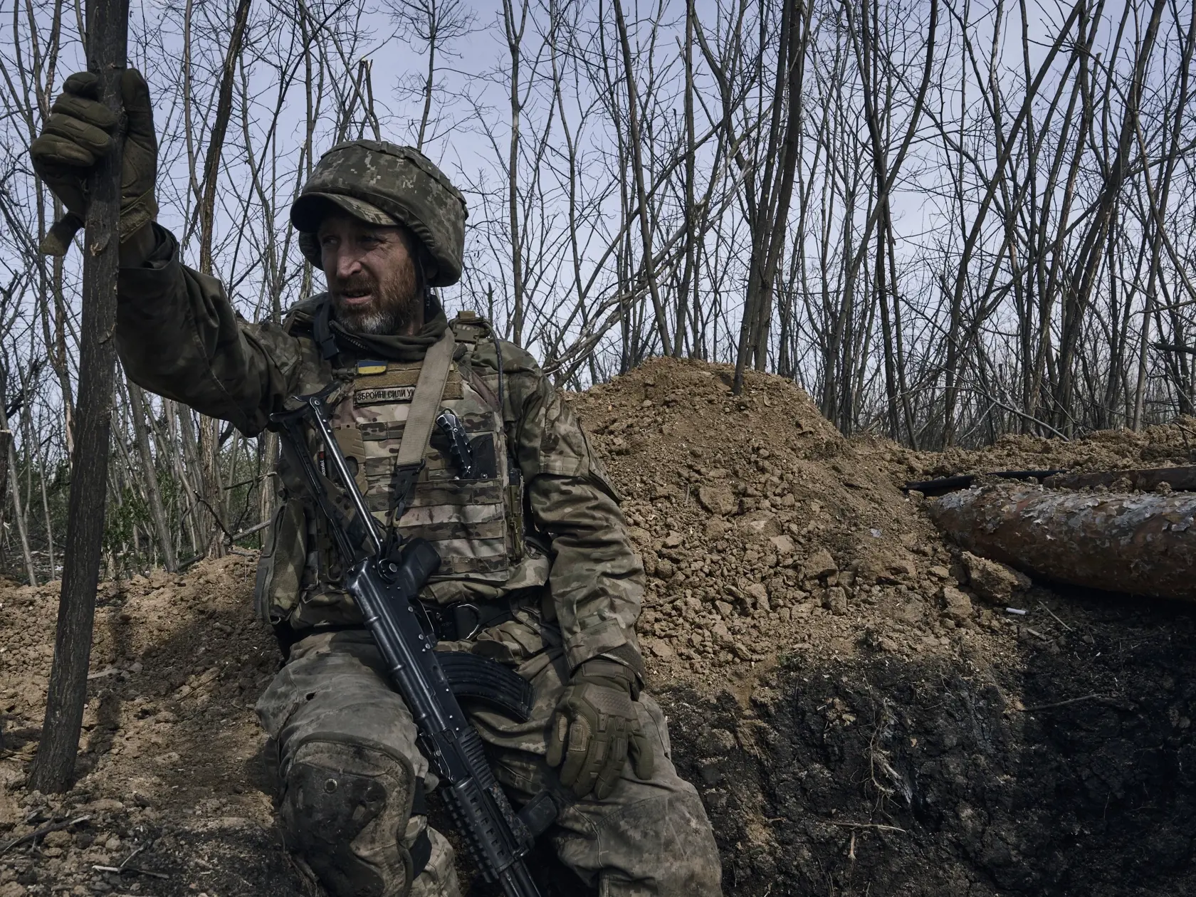 KK38 Bachmut - Ukrajinský vojak sa pozerá zo zákopu na frontovej línii v Bachmute 10. apríla 2023. FOTO TASR/AP
A Ukrainian soldier looks out from a trench on the frontline in Bakhmut, Donetsk region, Ukraine, Monday, April 10, 2023. (AP Photo/Libkos)
