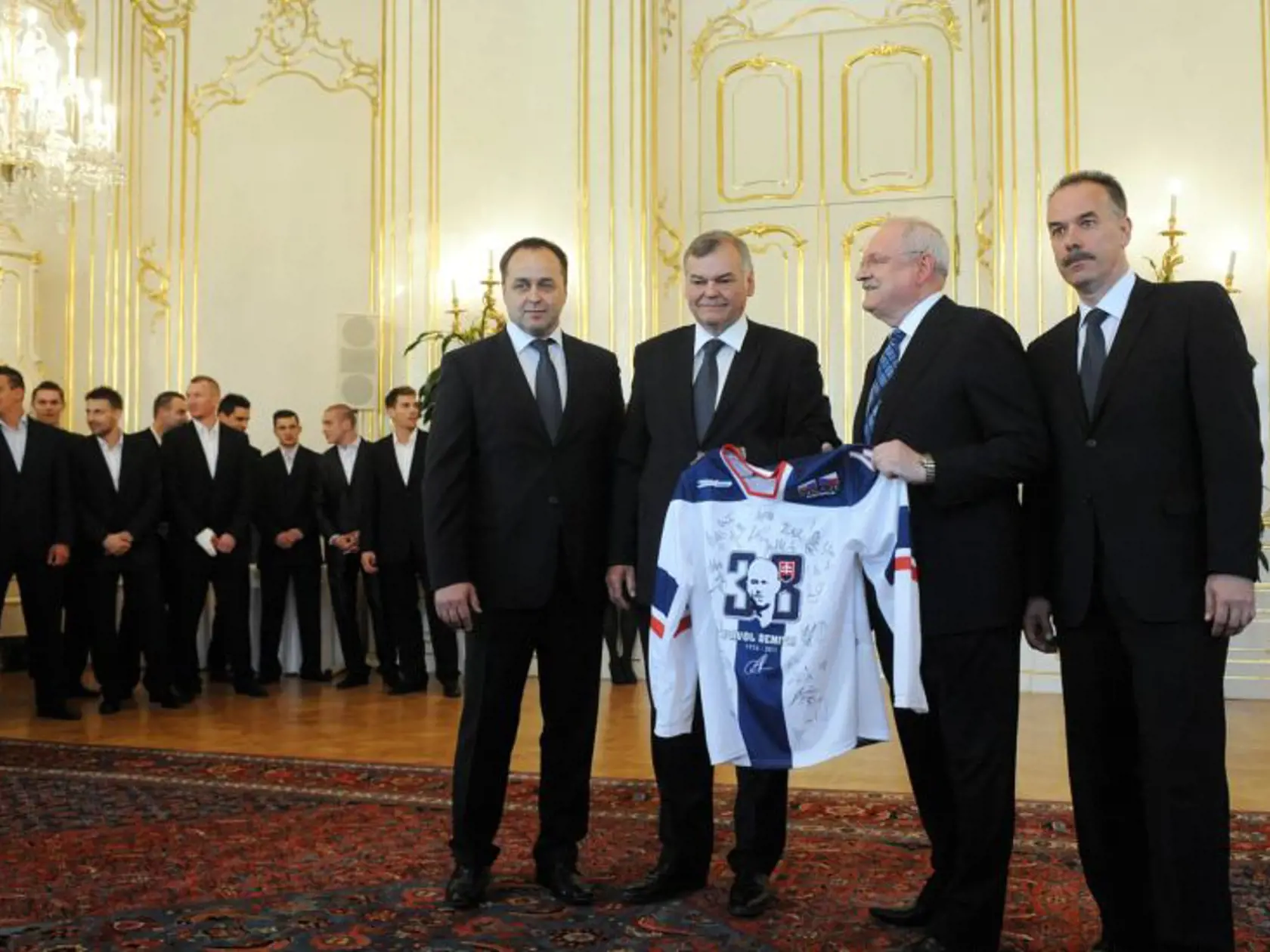 Prezident SR Ivan Gašparoviè prijal 31. mája 2012 reprezentaèný a realizaèný tím Slovenskej republiky v ¾adovom hokeji  a úèastníkov MS v ¾adovom hokeji 2012 v Prezidentskom paláci v Bratislave. Na snímke z¾ava generálny manažér Slovenského zväzu ¾adového hokeja (SZ¼H) Otto Sýkora, reprezentaèný tréner Vladimír Vùjtek,  prezident SR Ivan Gašparoviè a prezident SZ¼H Igor Nemeèek. FOTO TASR - Štefan Puškáš   *** Local Caption *** slovenský hokejový tím majstrovstvá sveta v ¾adovom hokeji MS strieb