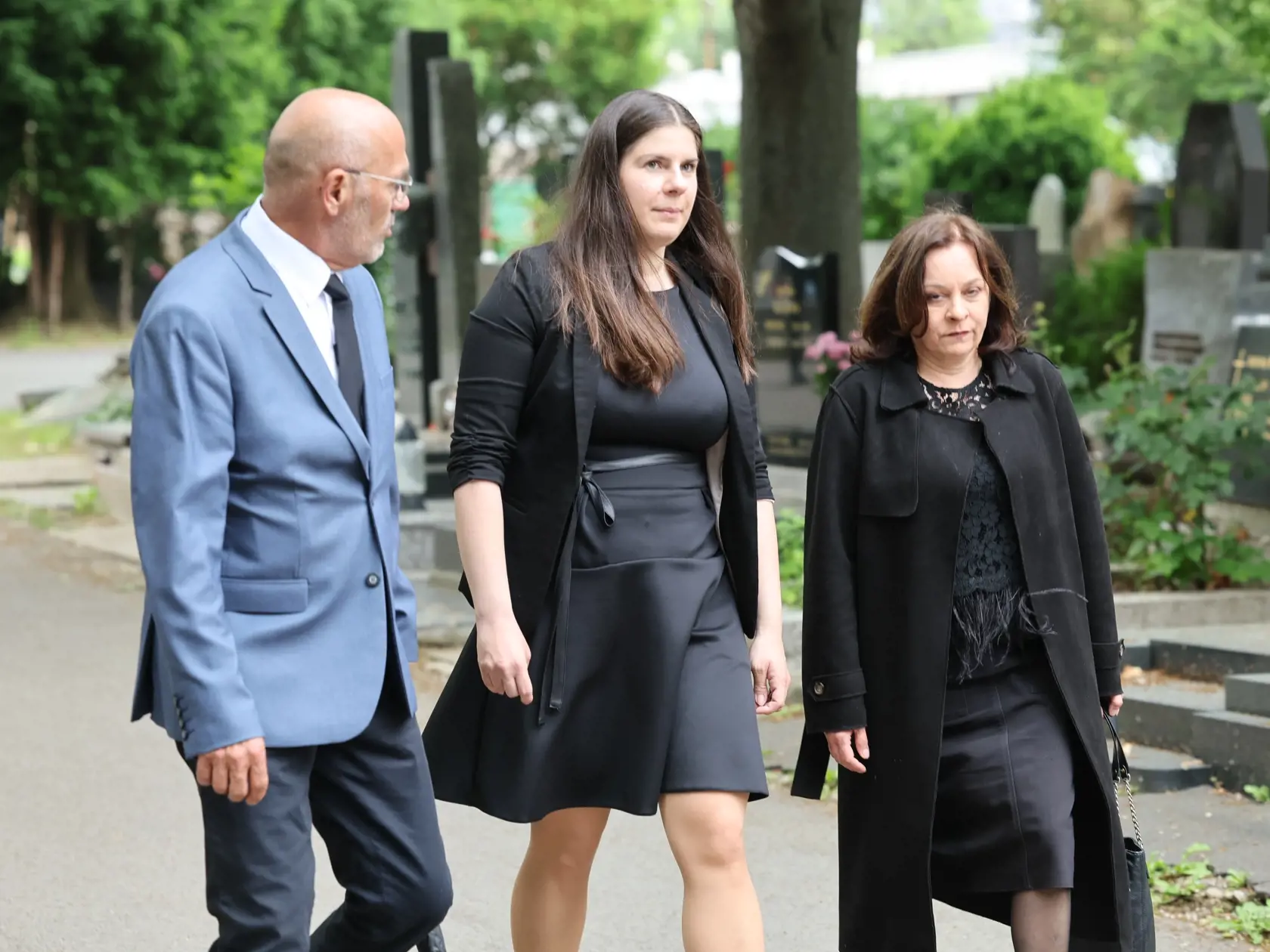 Príchod smútočných hostí na pohreb Jozefa Majského v Slávičom údolí v Bratislave.
