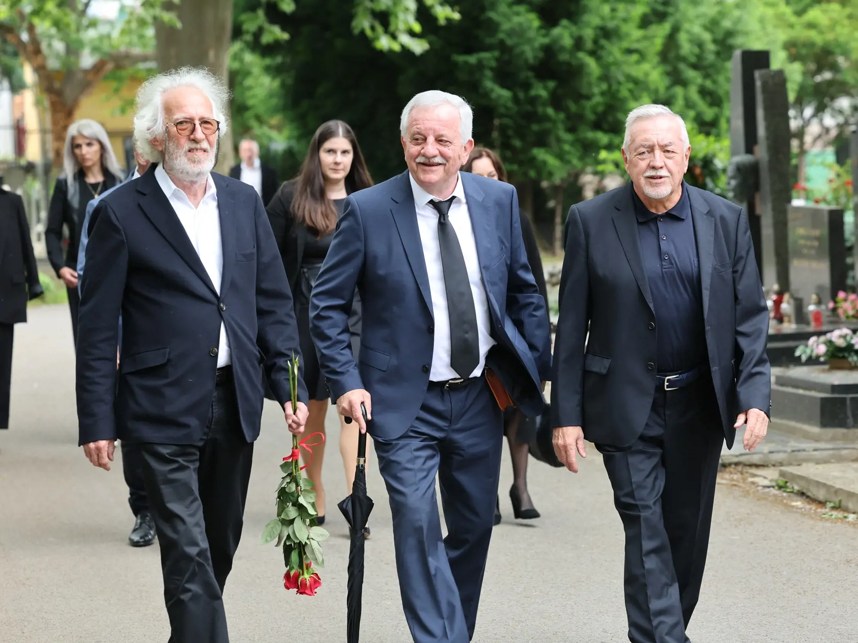 Príchod smútočných hostí na pohreb Jozefa Majského v Slávičom údolí v Bratislave.
