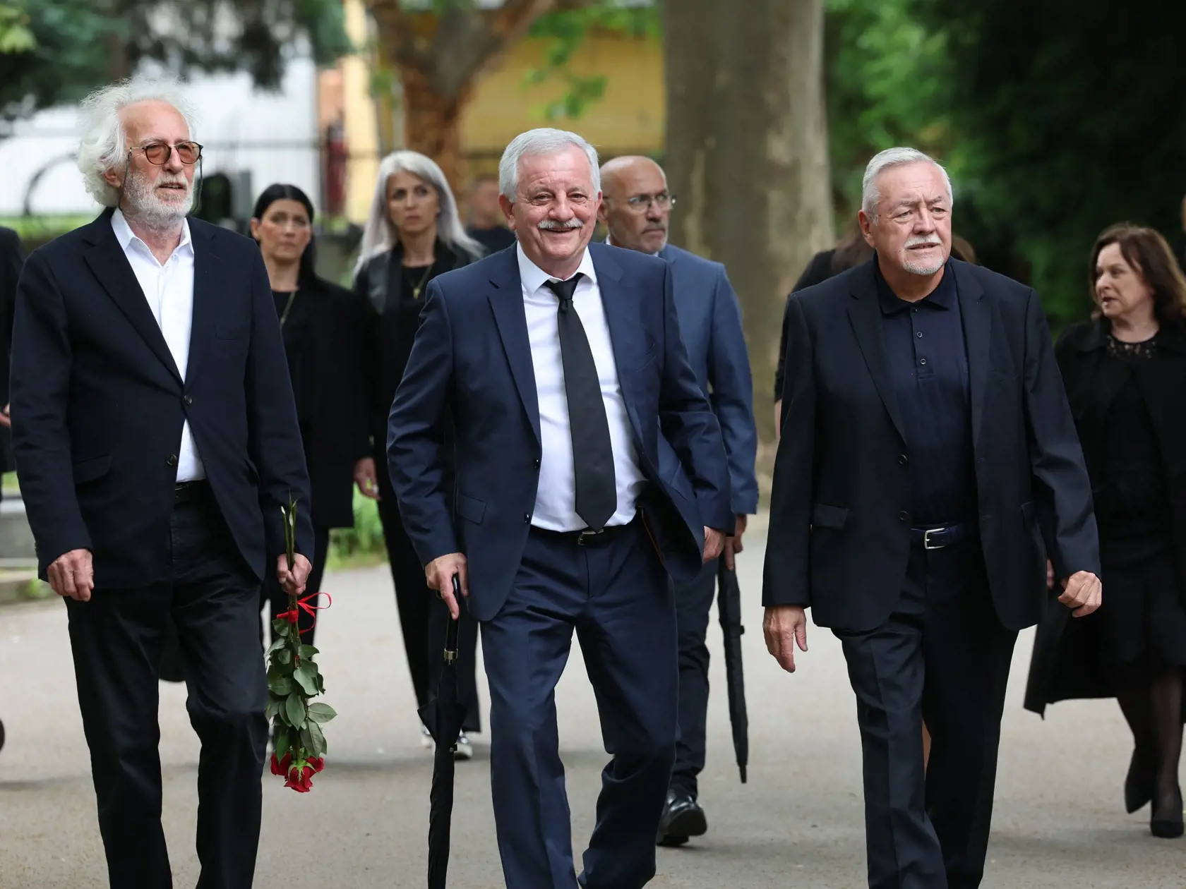 Príchod smútočných hostí na pohreb Jozefa Majského v Slávičom údolí v Bratislave.