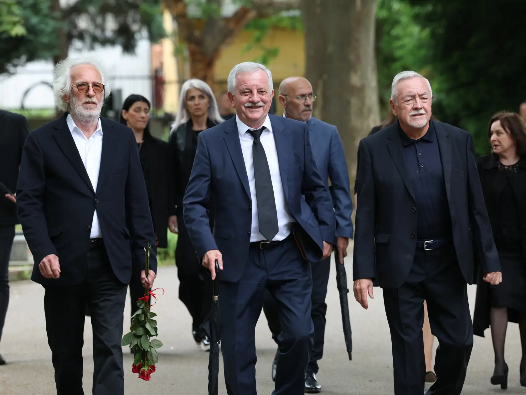 Príchod smútočných hostí na pohreb Jozefa Majského v Slávičom údolí v Bratislave.