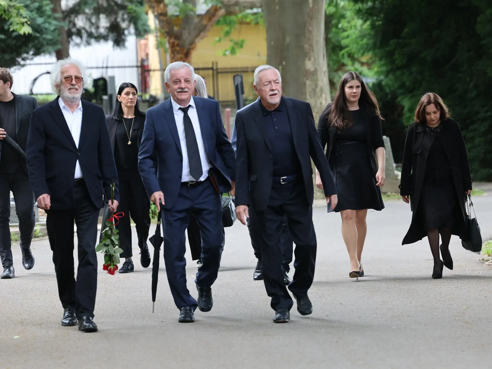 Príchod smútočných hostí na pohreb Jozefa Majského v Slávičom údolí v Bratislave.