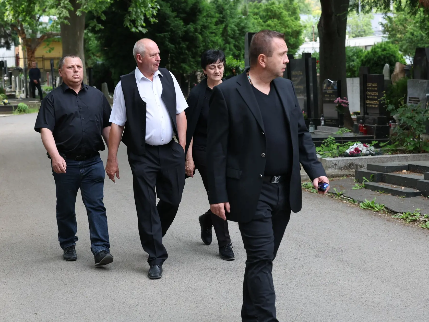 Príchod smútočných hostí na pohreb Jozefa Majského v Slávičom údolí v Bratislave.
