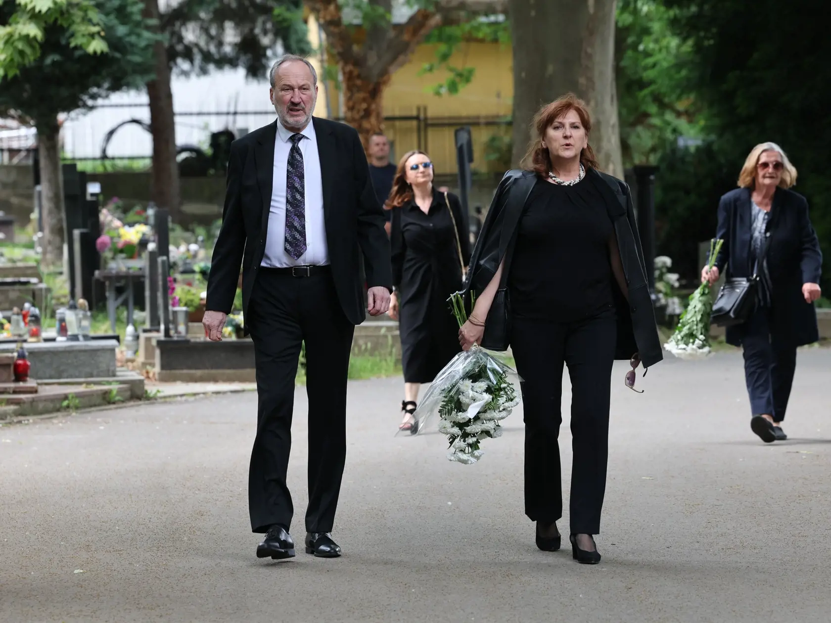 Príchod smútočných hostí na pohreb Jozefa Majského v Slávičom údolí v Bratislave.