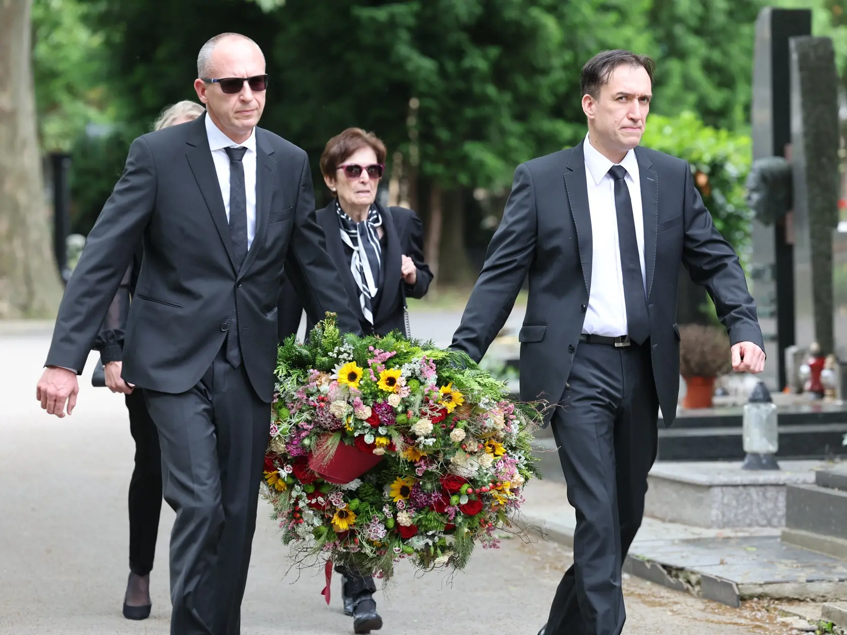 Príchod smútočných hostí na pohreb Jozefa Majského v Slávičom údolí v Bratislave.
