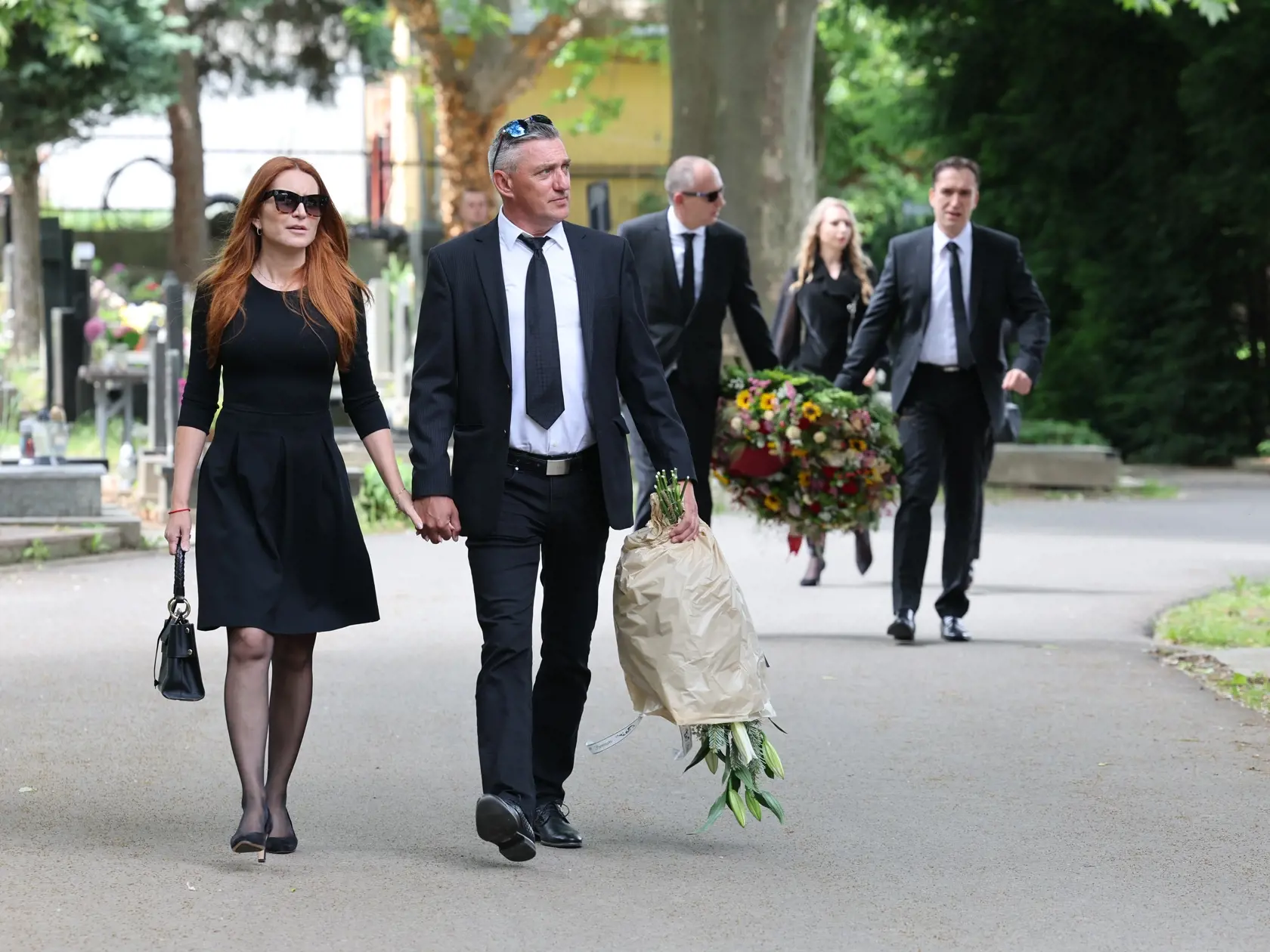 Príchod smútočných hostí na pohreb Jozefa Majského v Slávičom údolí v Bratislave.