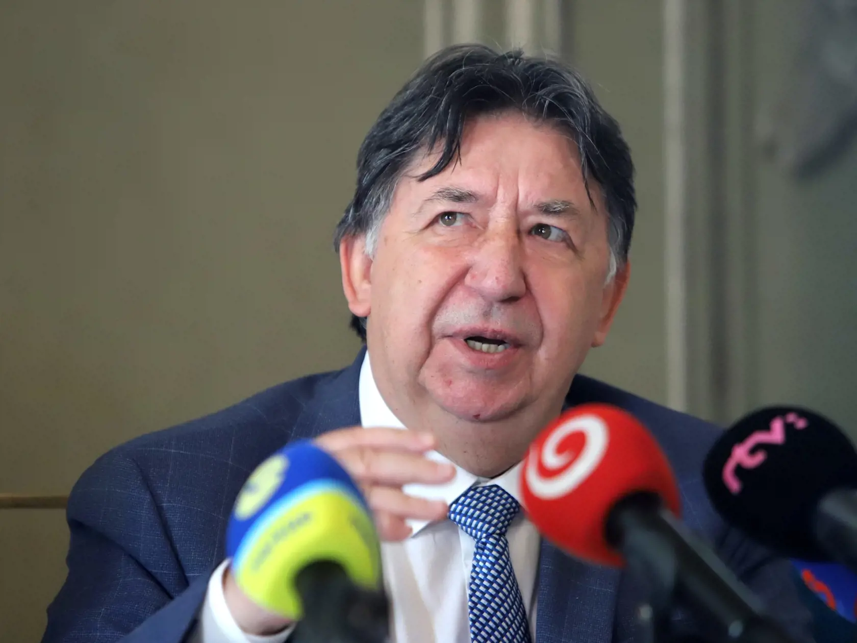 Tlačová konferencia Ministerstva životného prostredia (MŽP) SR na tému situácia po požiari v historickom centre Banskej Štiavnice a symbolické odovzdanie do bezodplatného užívania budovy bývalého generálneho riaditeľstva Slovenského vodohospodárskeho podniku mestu pre účely Základnej umeleckej školy v Banskej Štiavnici. Na snímke minister životného prostredia SR Ján Budaj počas tlačovej konferencie v Banskej Štiavnici 20. marca 2023. FOTO TASR - Ján Krošlák