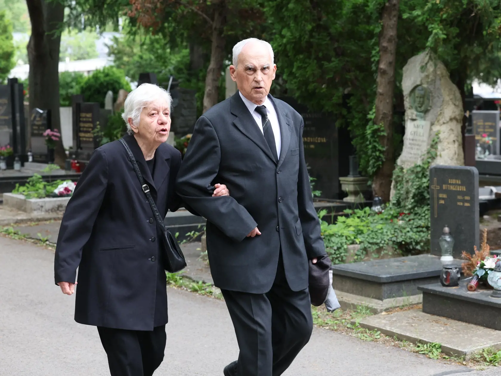Príchod smútočných hostí na pohreb Jozefa Majského v Slávičom údolí v Bratislave.