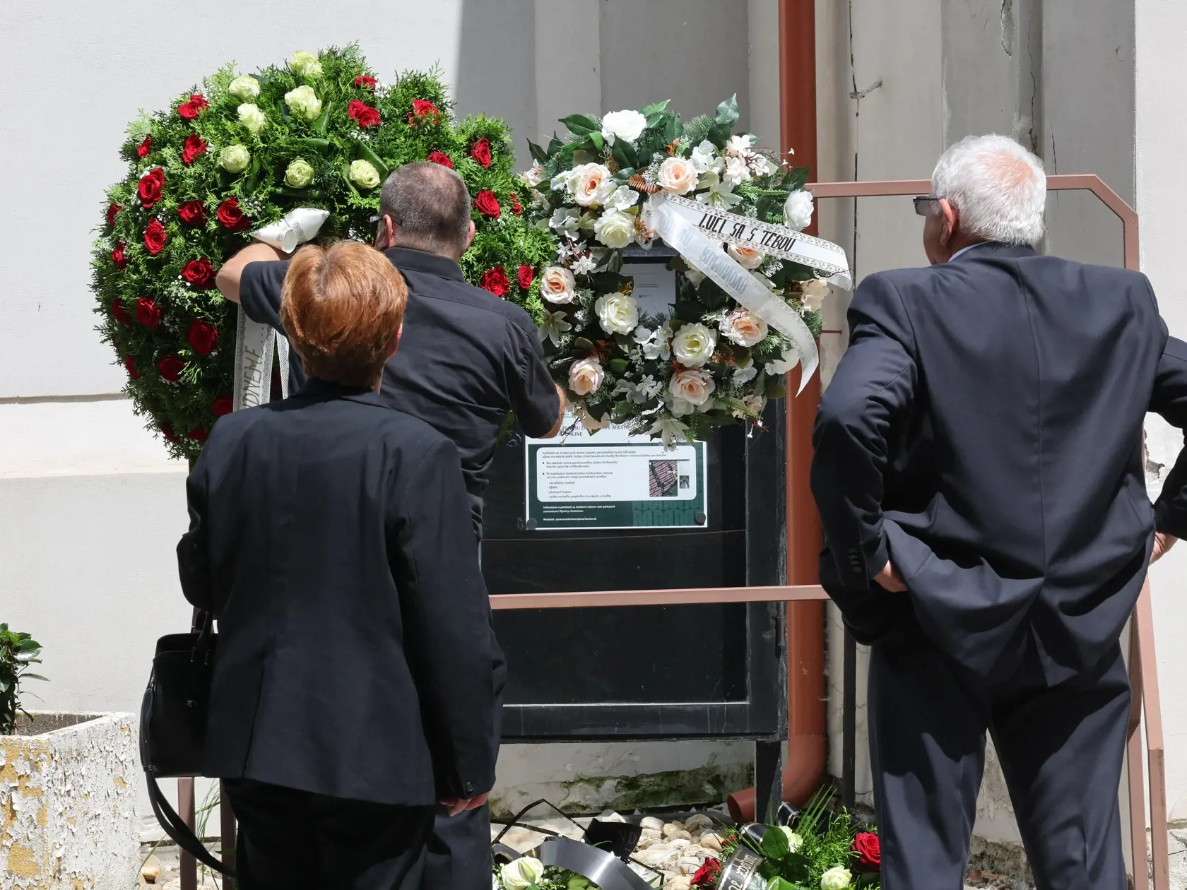 Príchod smútočných hostí na pohreb Jozefa Majského v Slávičom údolí v Bratislave.