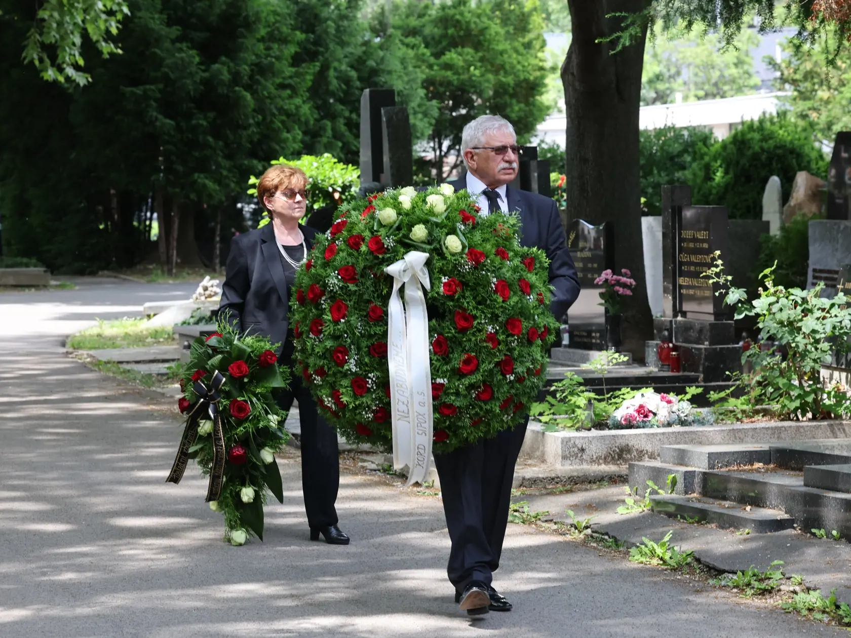 Príchod smútočných hostí na pohreb Jozefa Majského v Slávičom údolí v Bratislave.