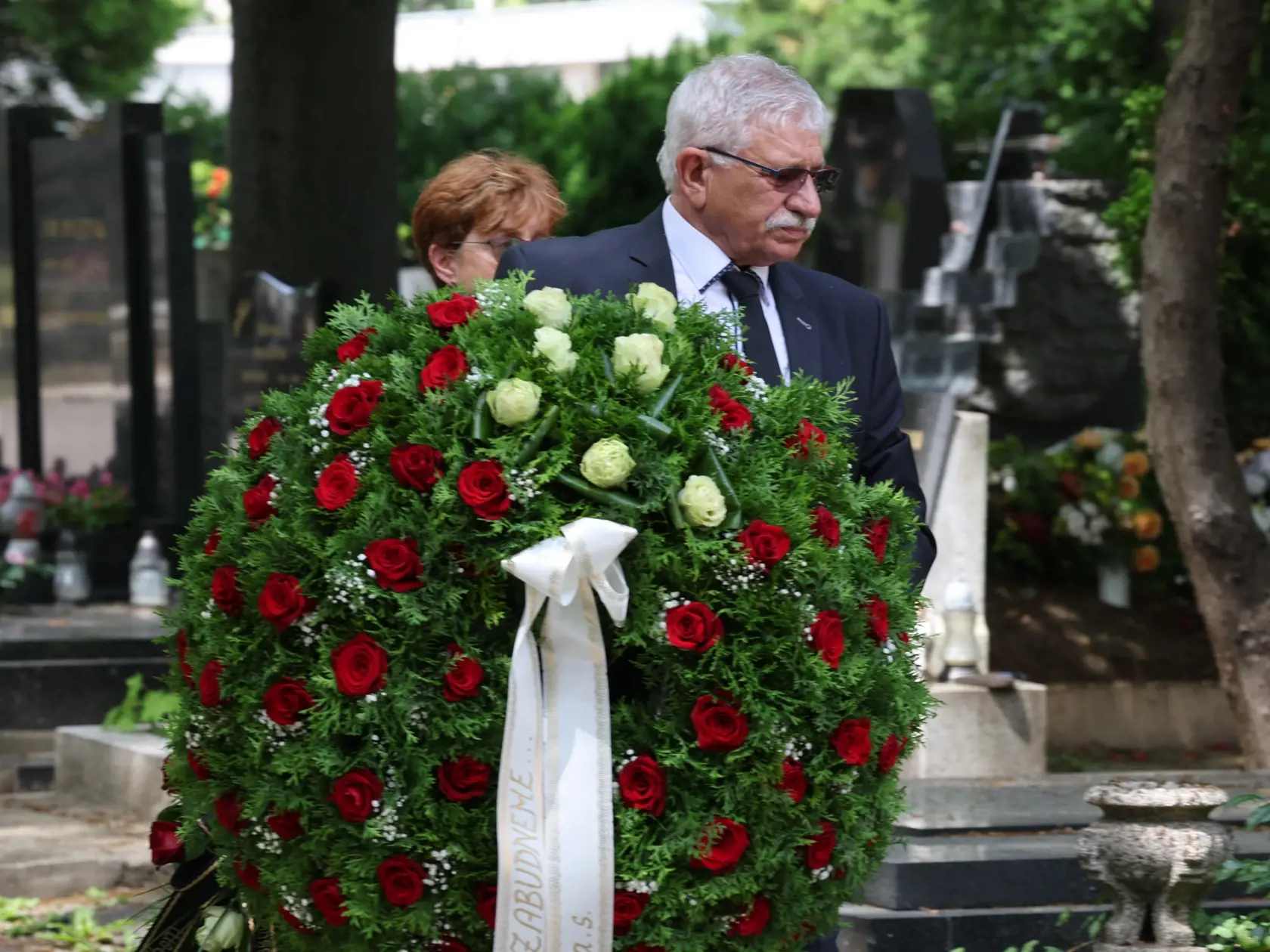 Príchod smútočných hostí na pohreb Jozefa Majského v Slávičom údolí v Bratislave.