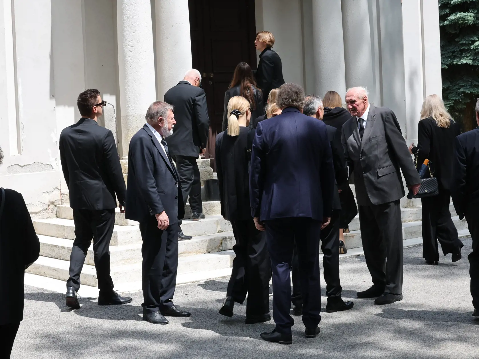 Príchod smútočných hostí na pohreb Jozefa Majského v Slávičom údolí v Bratislave.