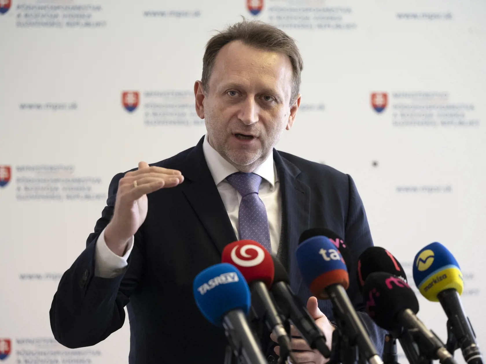 Na snímke dočasne poverený minister pôdohospodárstva a rozvoja vidieka SR Samuel Vlčan (nominant OĽANO) počas tlačovej konferencie k riešeniu ochrany slovenských spotrebiteľov pred nárastom cien potravín v časoch inflácie 17. marca 2023 v Bratislave.