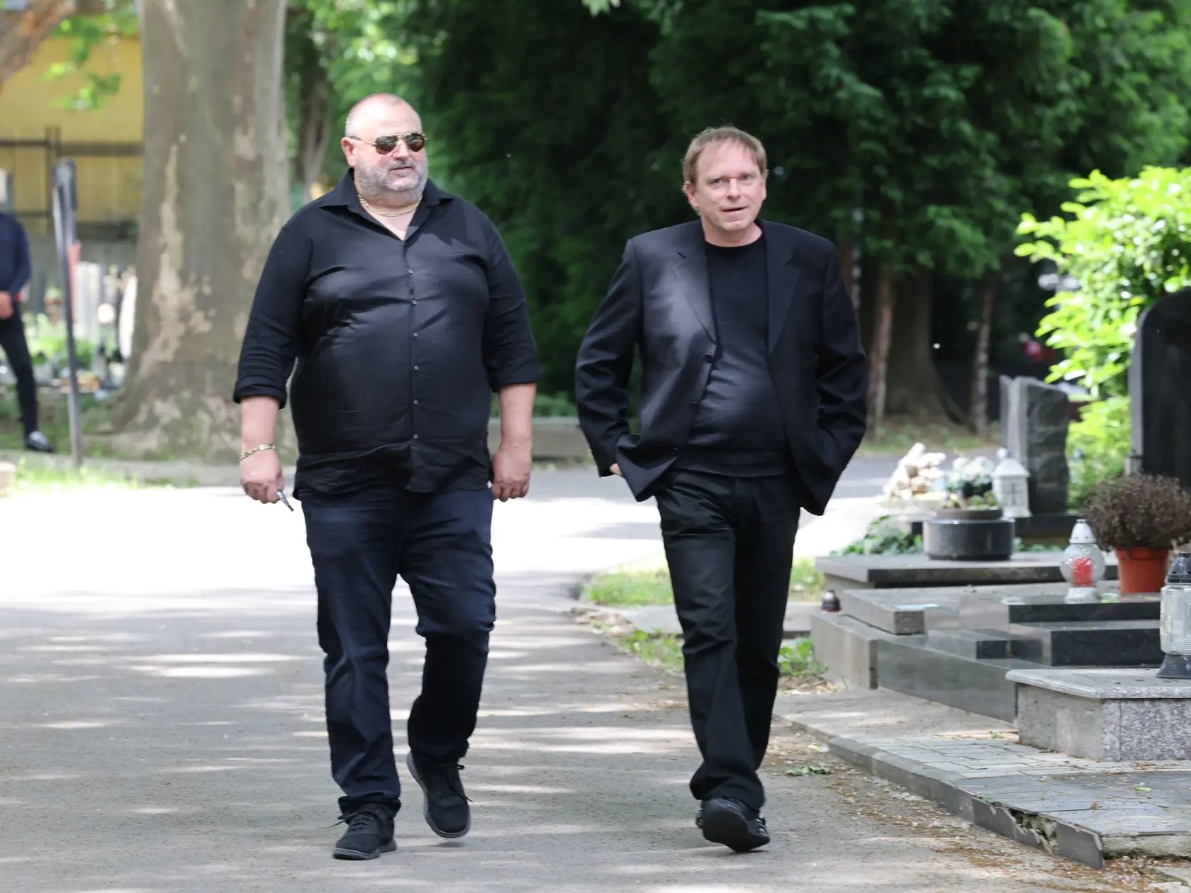 Príchod smútočných hostí na pohreb Jozefa Majského v Slávičom údolí v Bratislave.