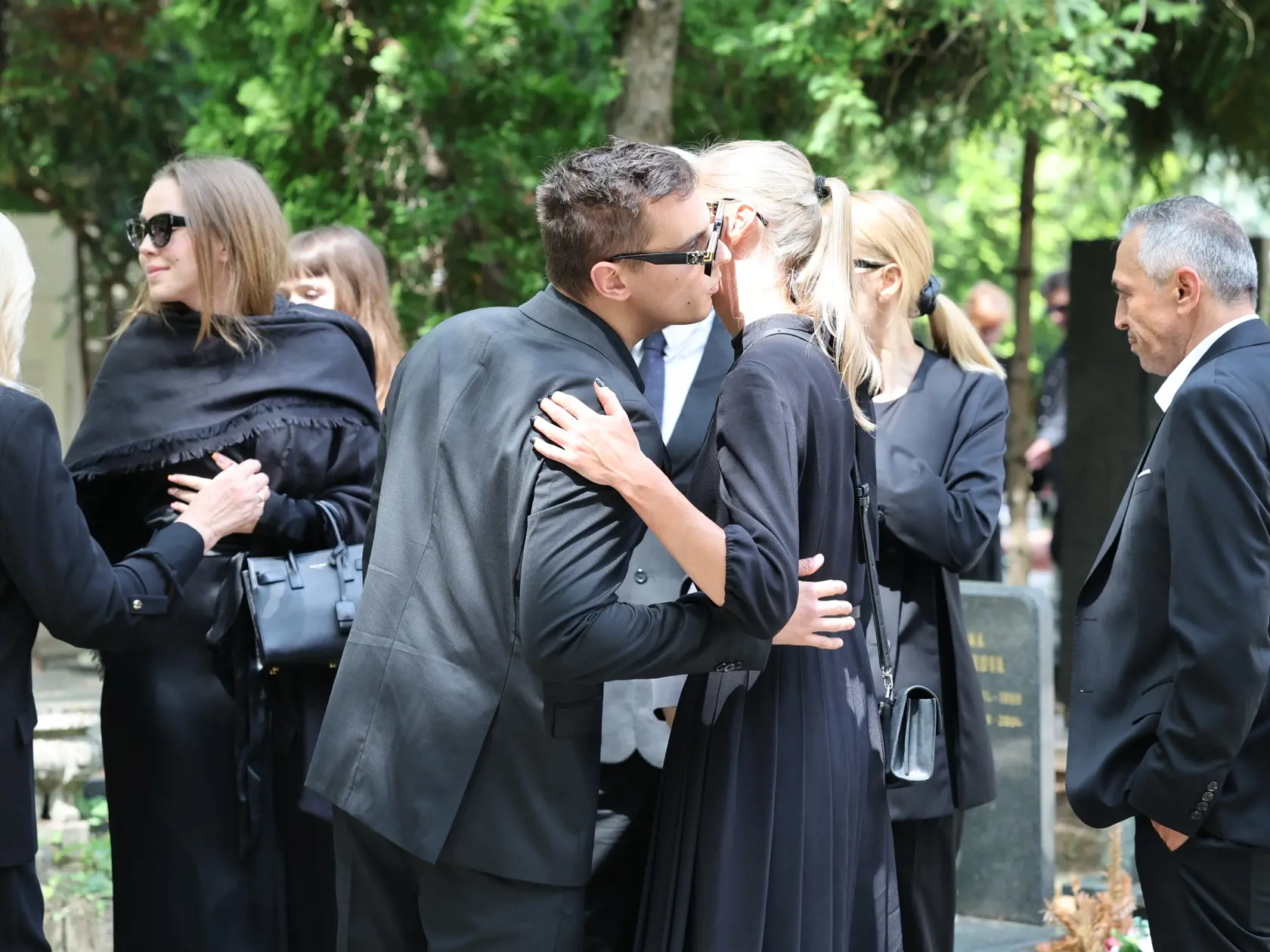 Príchod smútočných hostí na pohreb Jozefa Majského v Slávičom údolí v Bratislave.