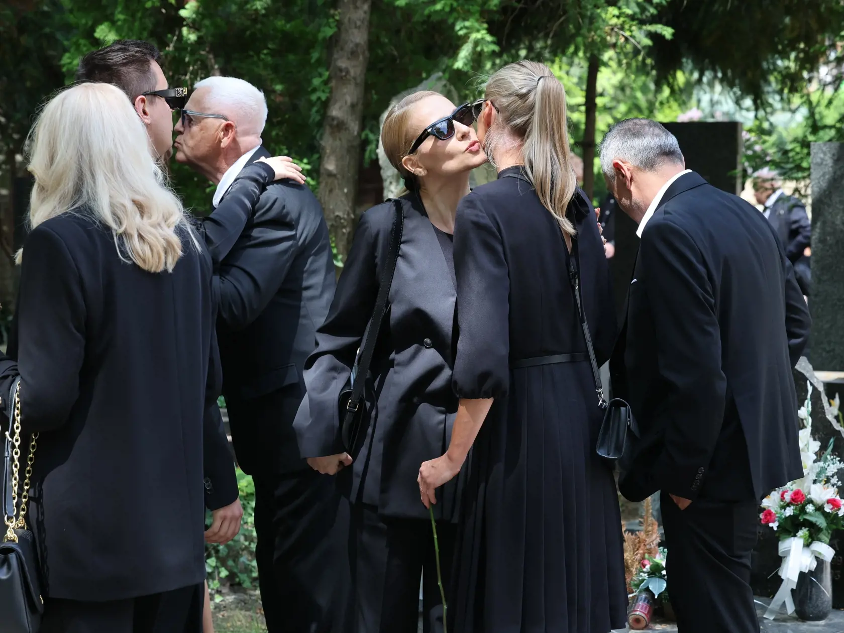 Príchod smútočných hostí na pohreb Jozefa Majského v Slávičom údolí v Bratislave.
