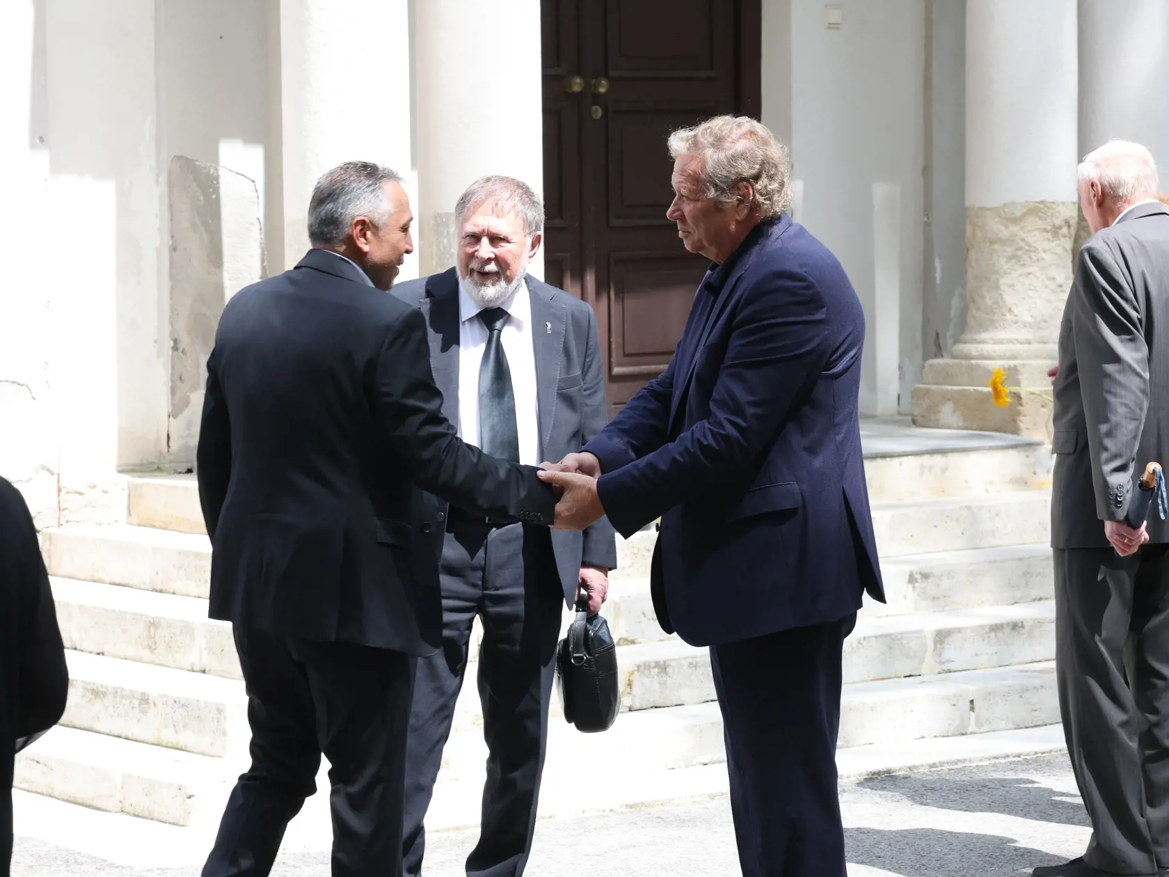 Príchod smútočných hostí na pohreb Jozefa Majského v Slávičom údolí v Bratislave.