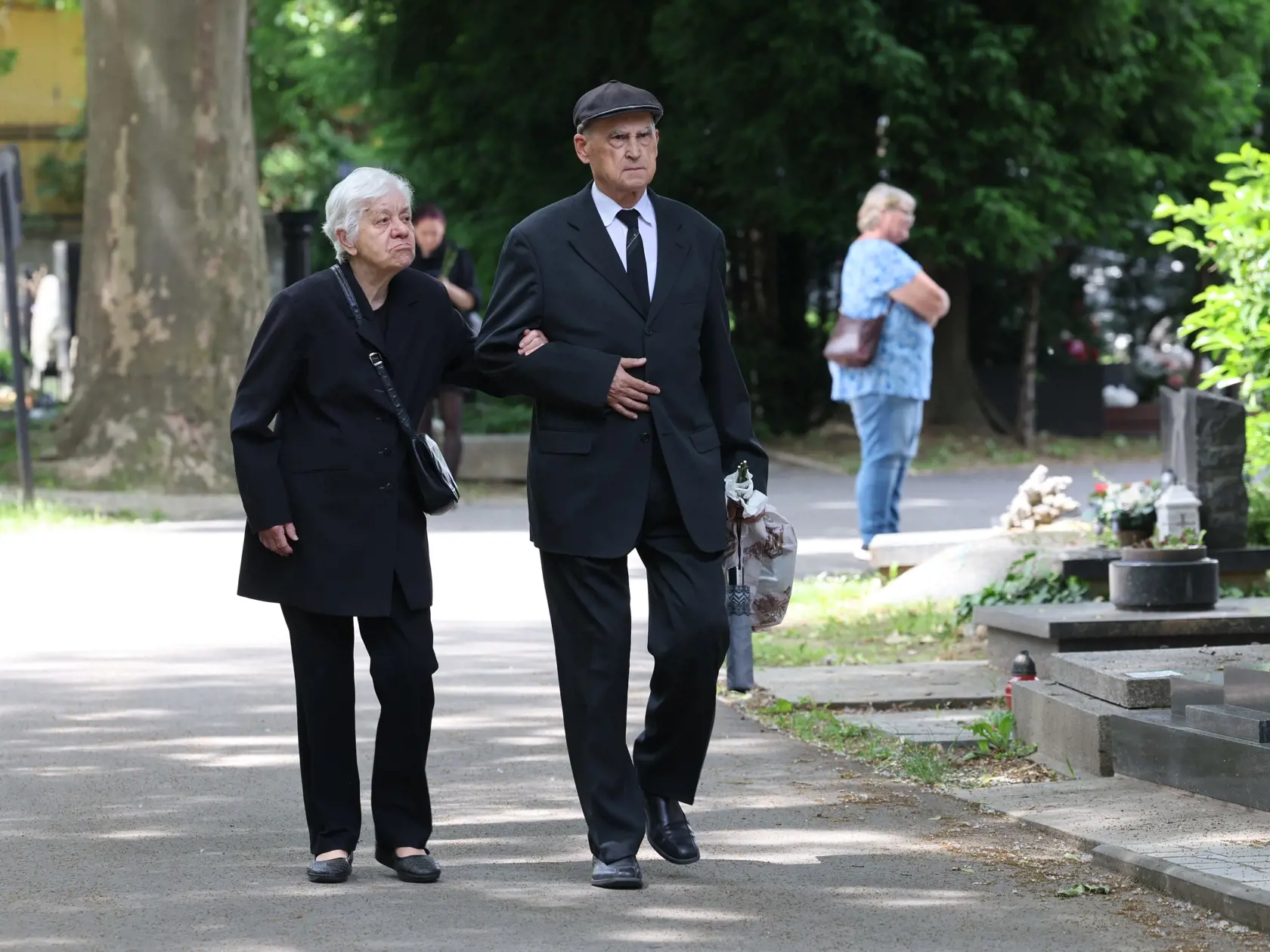 Príchod smútočných hostí na pohreb Jozefa Majského v Slávičom údolí v Bratislave.