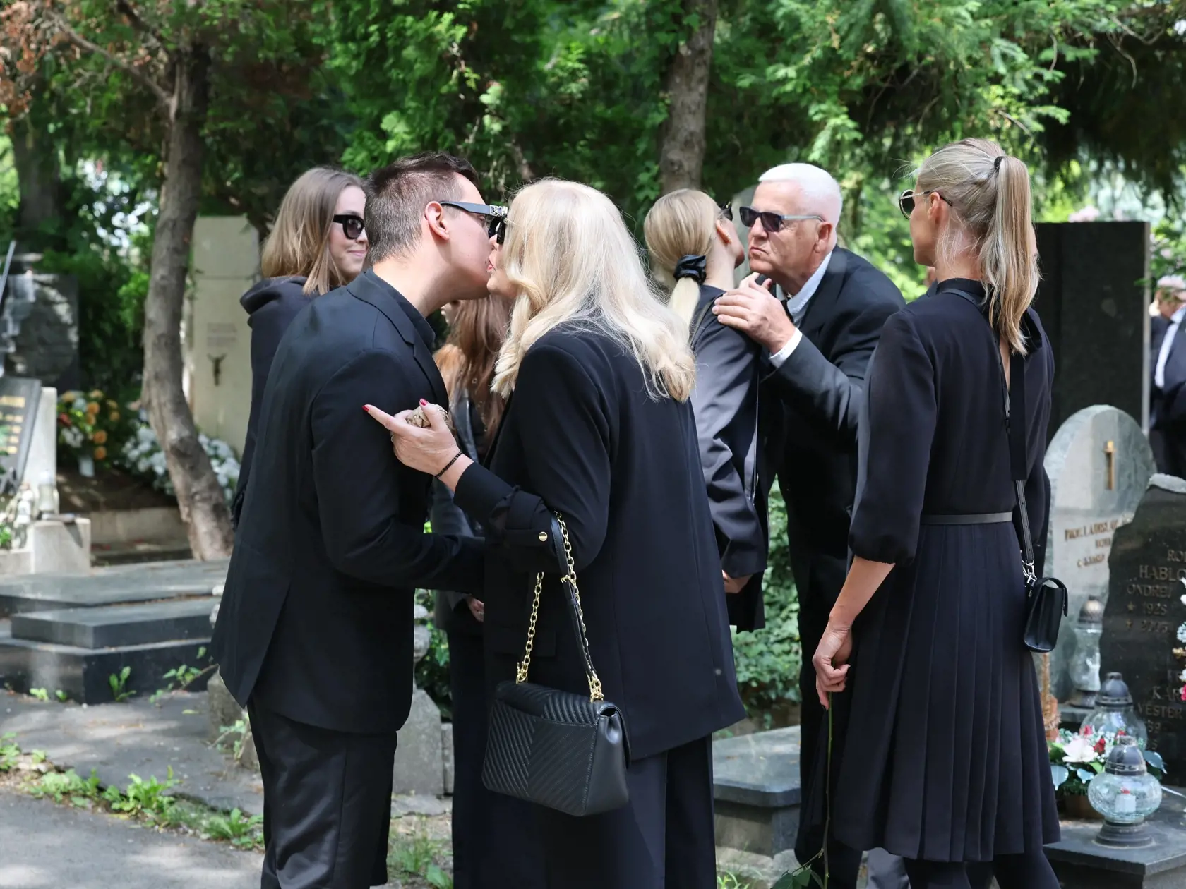 Príchod smútočných hostí na pohreb Jozefa Majského v Slávičom údolí v Bratislave.
