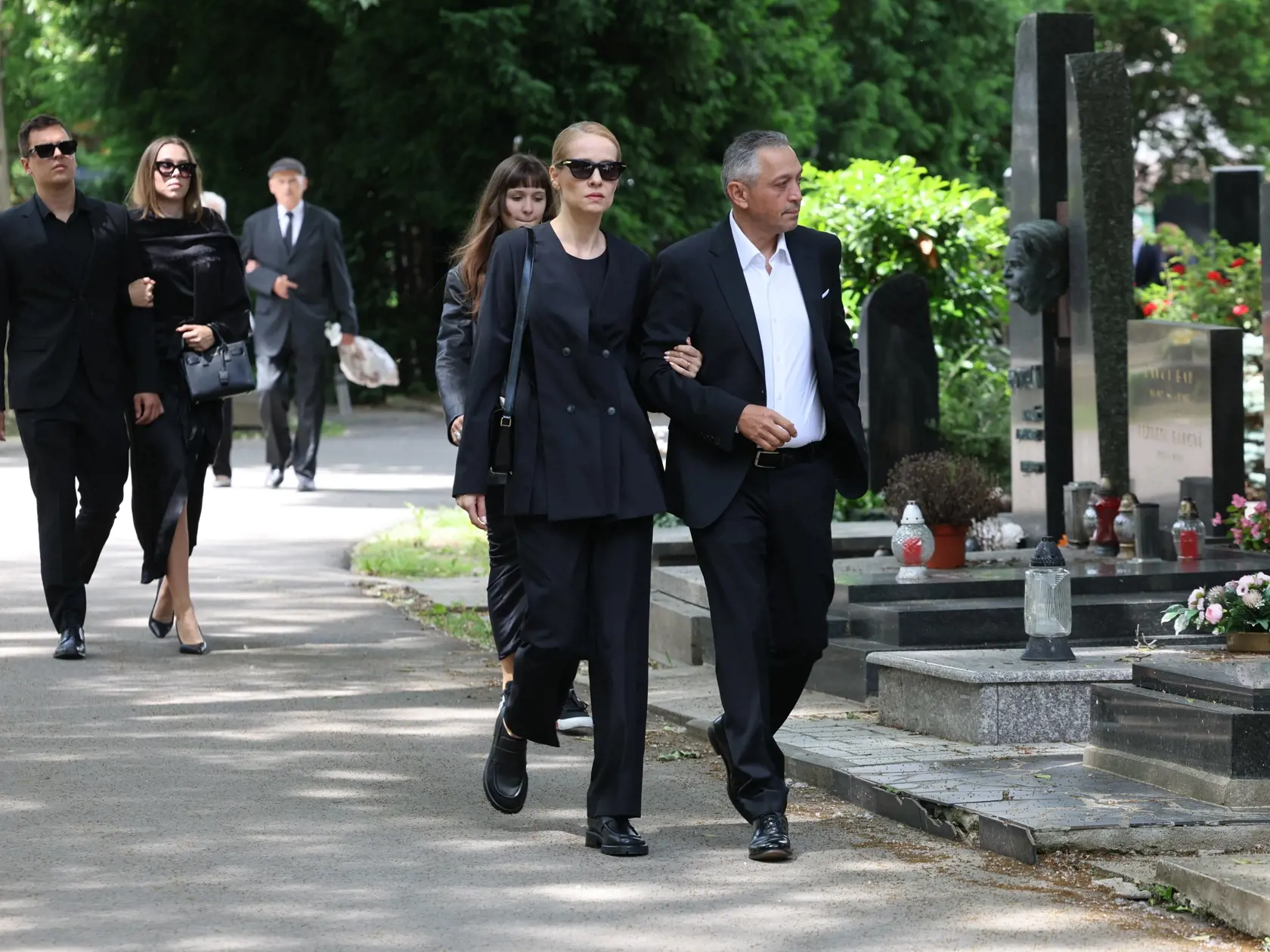 Príchod smútočných hostí na pohreb Jozefa Majského v Slávičom údolí v Bratislave.