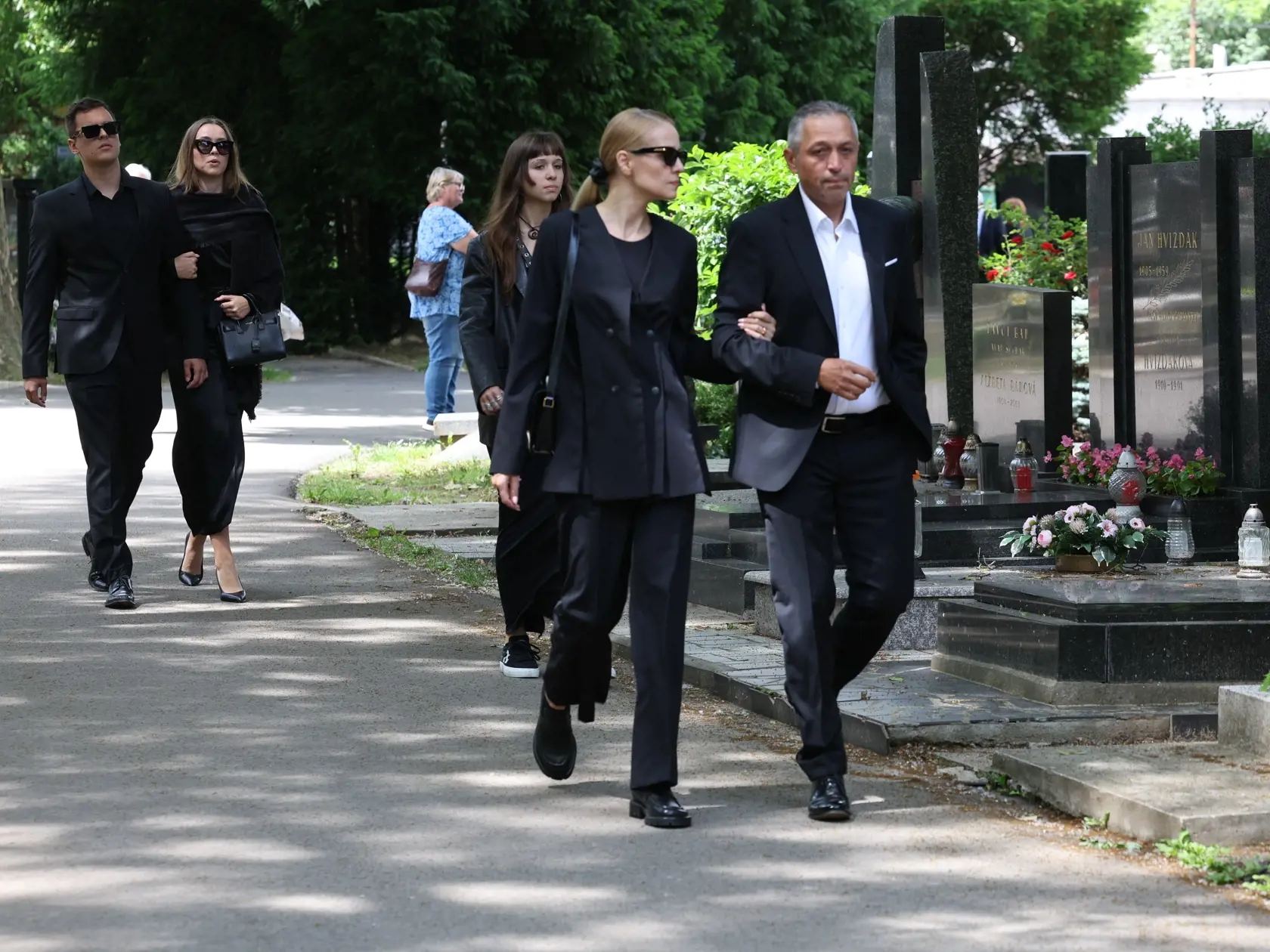 Príchod smútočných hostí na pohreb Jozefa Majského v Slávičom údolí v Bratislave.