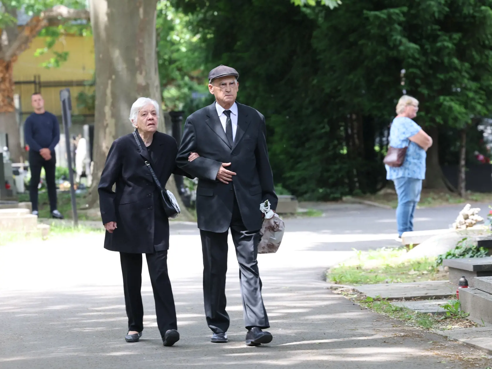 Príchod smútočných hostí na pohreb Jozefa Majského v Slávičom údolí v Bratislave.