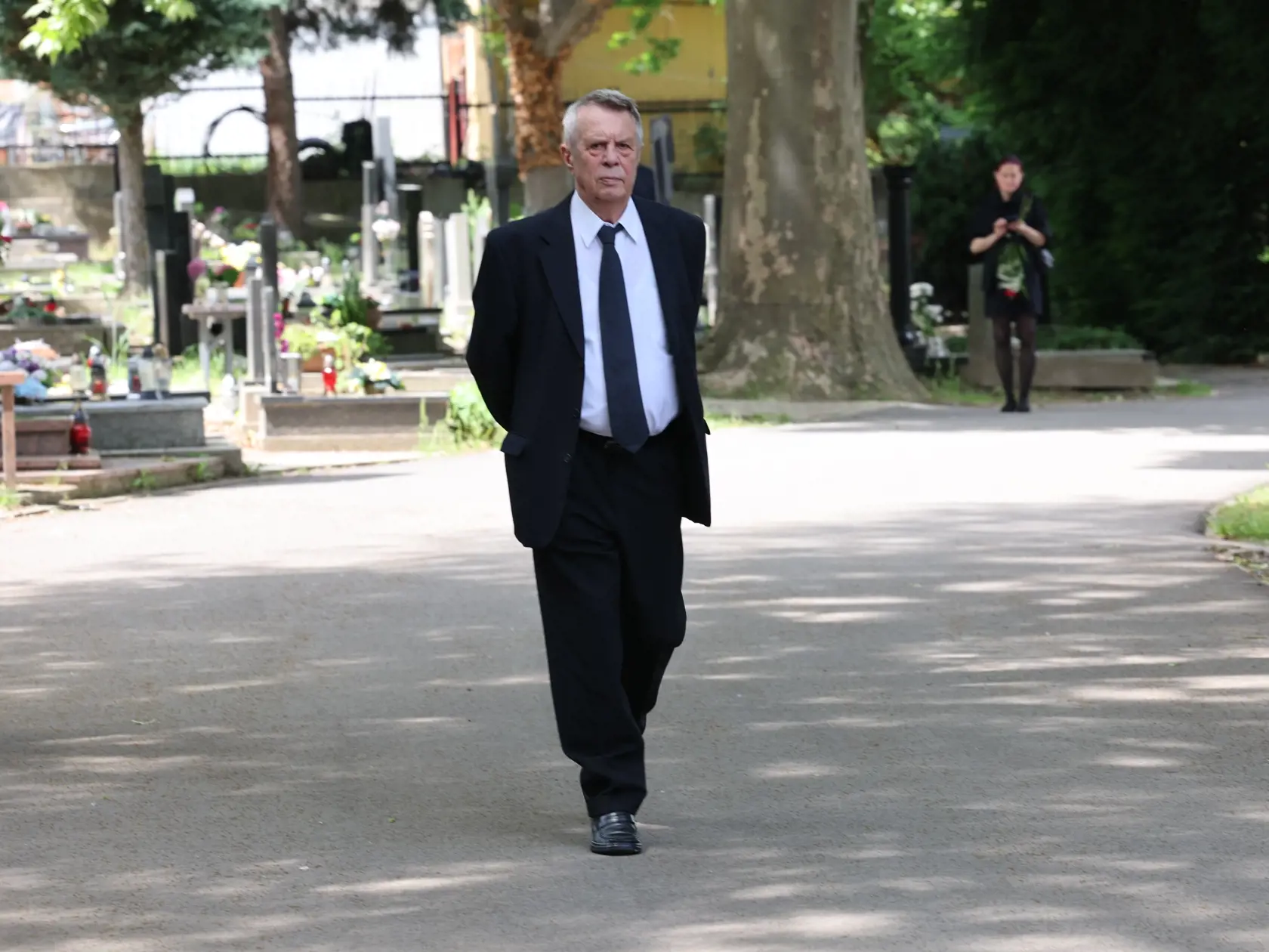 Príchod smútočných hostí na pohreb Jozefa Majského v Slávičom údolí v Bratislave.