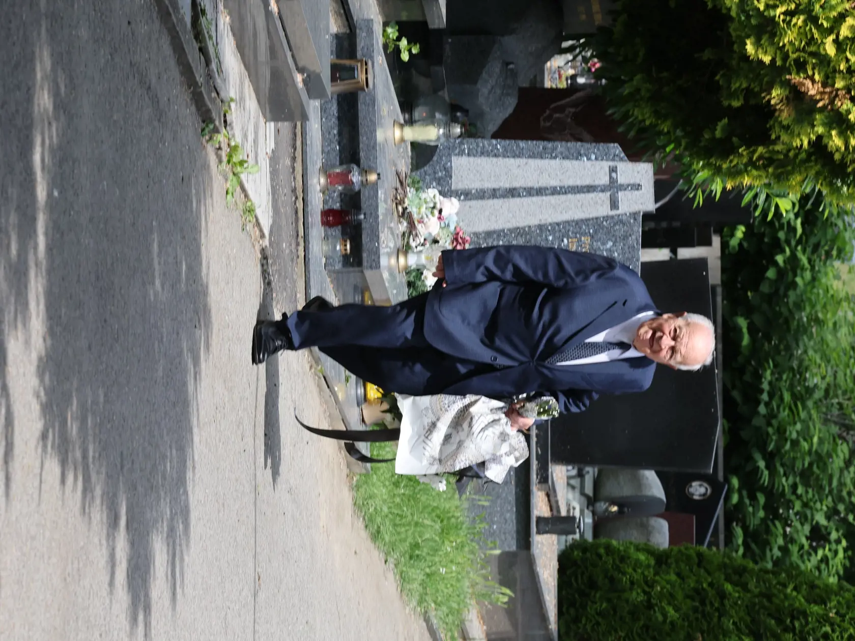 Príchod smútočných hostí na pohreb Jozefa Majského v Slávičom údolí v Bratislave.