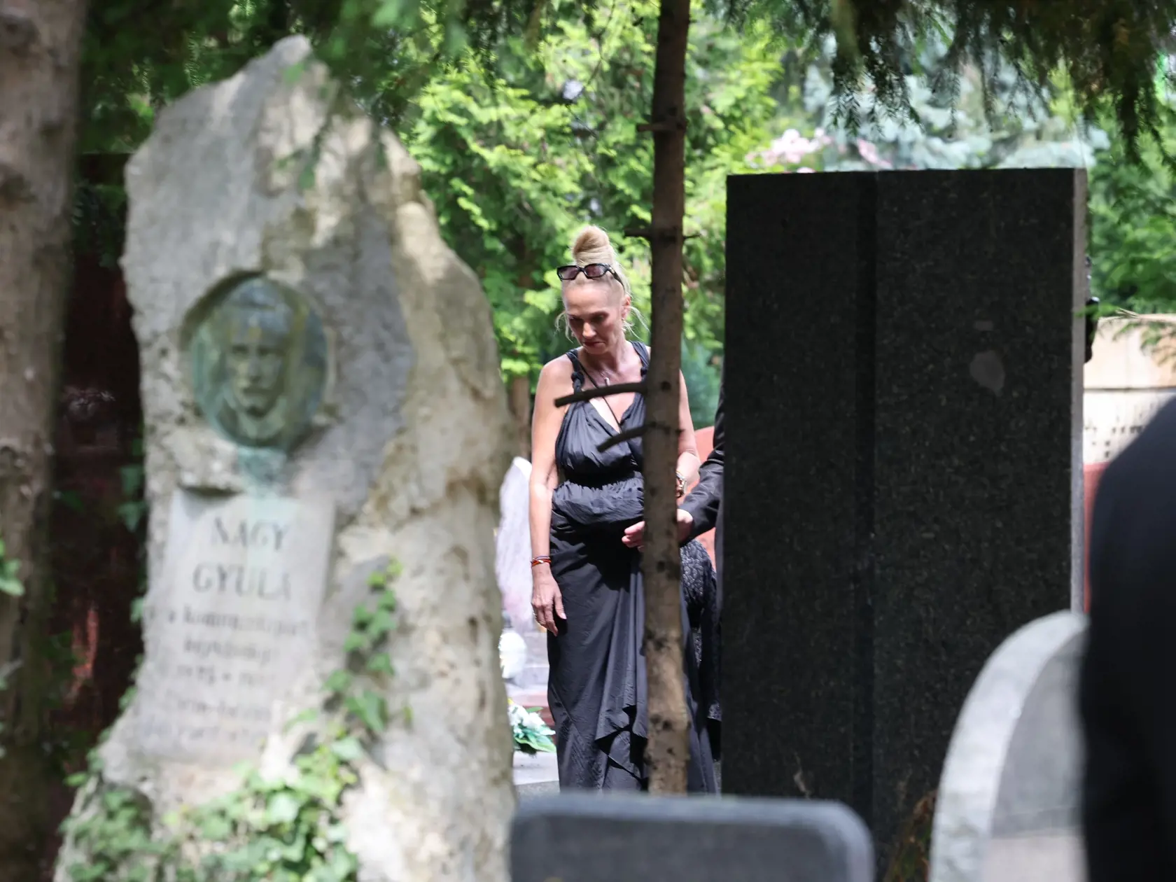 Príchod smútočných hostí na pohreb Jozefa Majského v Slávičom údolí v Bratislave.