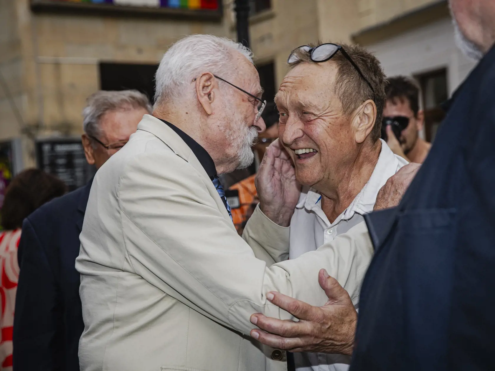 Ivan Gašparovič a Ľubomír Paulovič (†71) počas slávnostného odhalenia dlaždice Jurajovi Jakubiskovi na Filmovom chodníku slávy v Bratislave.