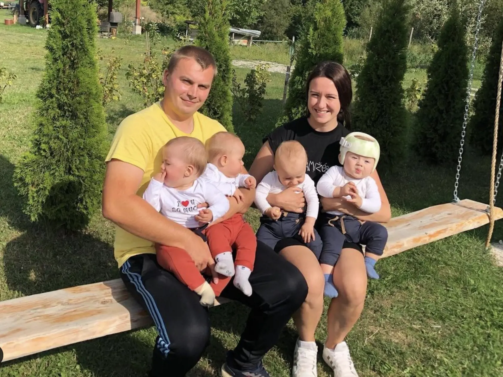 Veronika a Dalibor Križalkovičovci s ich pokladmi - štvorčatami Damiánom, Hugom, Noémi a Eliškou.