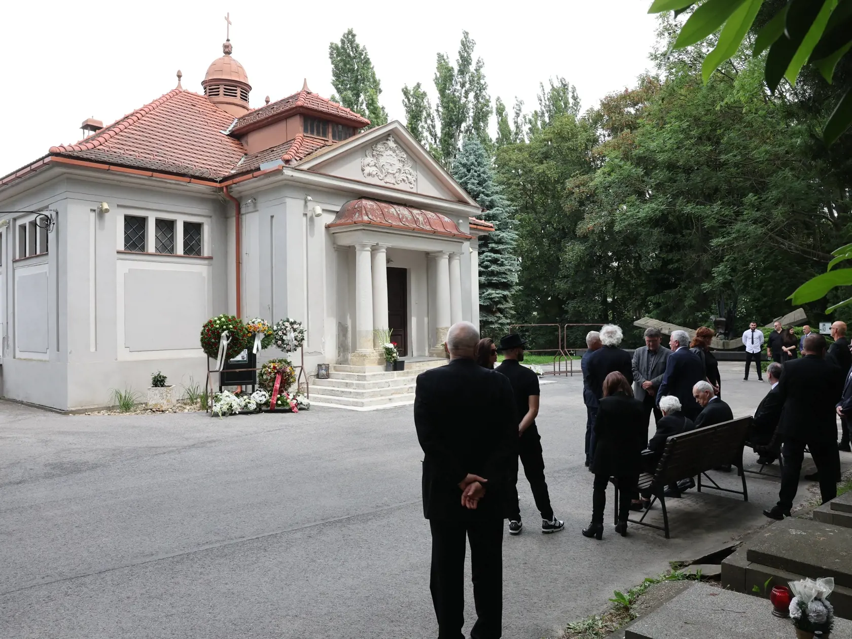 Pohreb Jozefa Majského v Slávičom údolí. Rozlúčiť sa prišli desiatky ľudí.