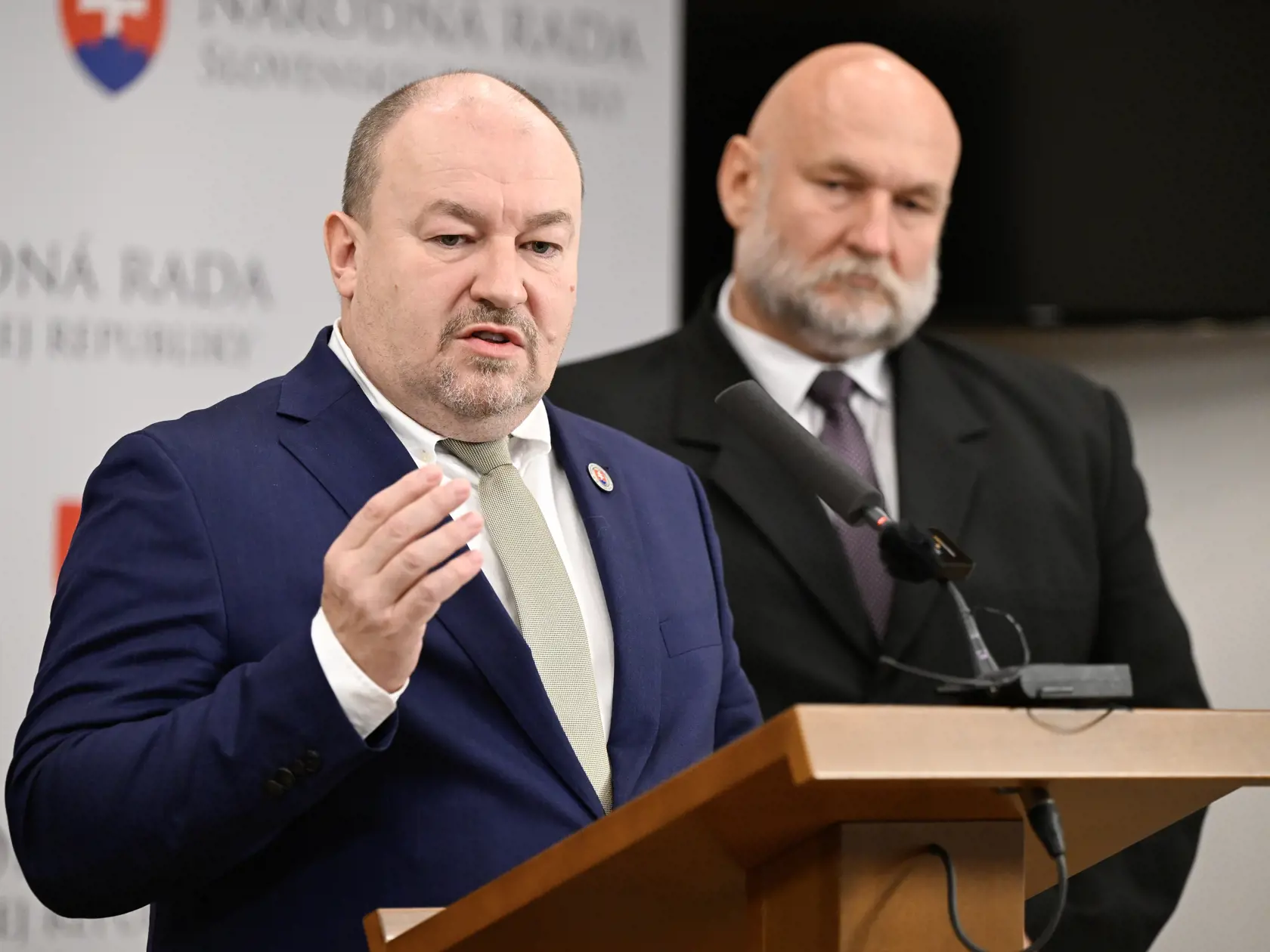 Zľava poslanec Národnej rady (NR) SR a líder mimoparlamentnej strany Národná koalícia/Nezávislí kandidáti Rudolf Huliak a  člen Národnej koalície a poslanec parlamentu Ivan Ševčík počas tlačovej konferencie v Bratislave v utorok 1. októbra 2024. Huliak žiada o zmenu v názve poslaneckého klubu Slovenská národná strana. Chce ho v znení Slovenská národná strana - Národná koalícia/Nezávislí kandidáti. Myslí si, že poslanci pôsobiaci v Národnej koalícii sú sami zodpovední za svoje činy a musia za ne niesť následky bez vplyvu na SNS. 



