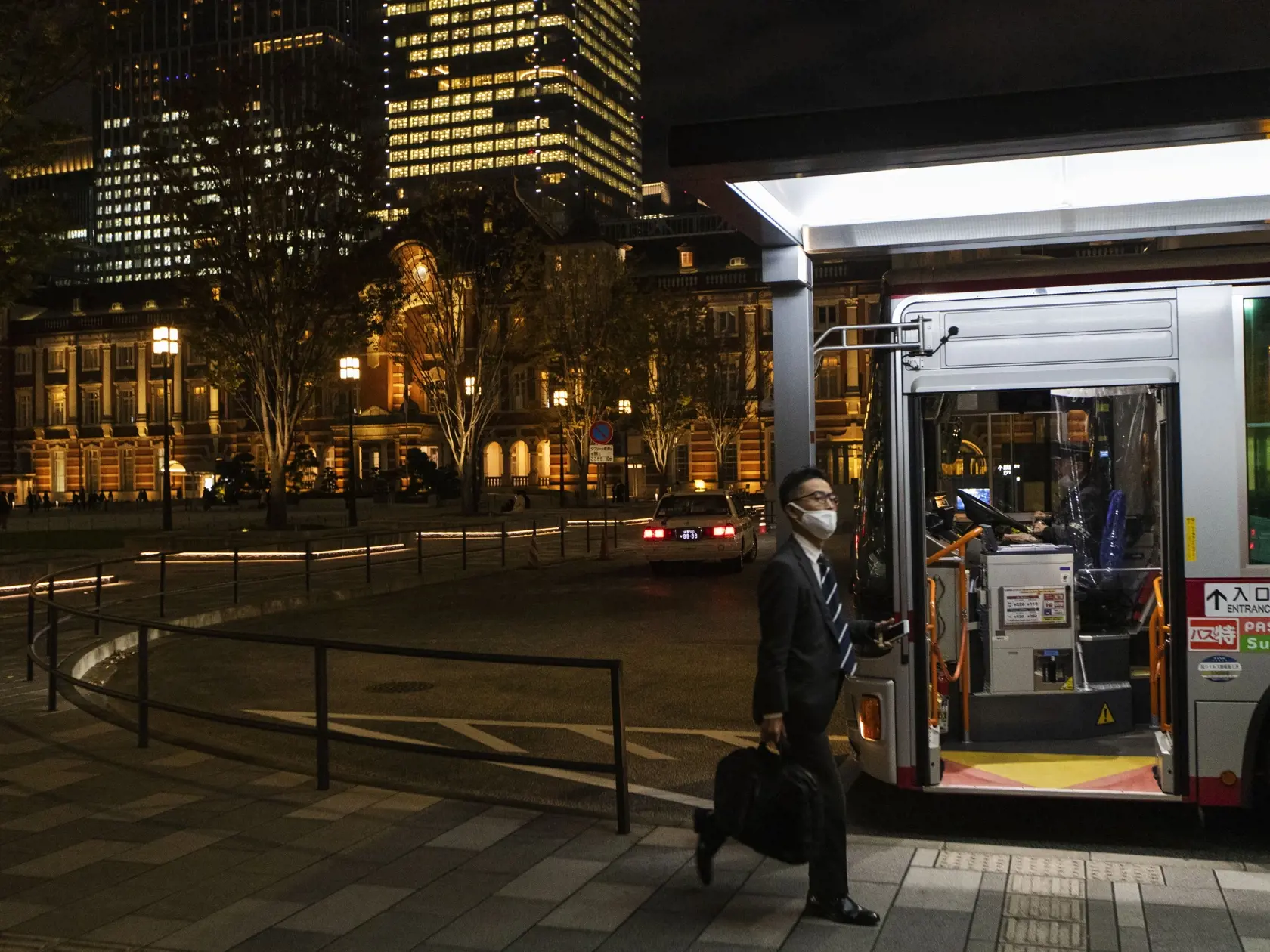 EBE 42 Tokio - Na snímke muž s ochranným rúškom nastupuje do autobusu neďaleko stanice v japonskom Tokiu vo štvrtok 12. novembra 2020. FOTO TASR/AP
A man wearing a face mask to help curb the spread of the coronavirus gets on a bus near Tokyo Station on Thursday, Nov. 12, 2020. (AP Photo/Hiro Komae)