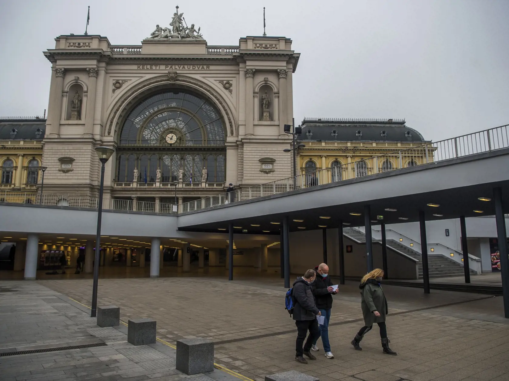 WA 23 Budapešť - Chodci s ochrannými rúškami kráčajú ulicami Budapešti v stredu 11. novembra 2020. Ruská vakcína proti novému druhu koronavírusu má podľa výsledkov doterajších testov 92-percentnú účinnosť, avšak maďarská vláda sa zaujíma aj o izraelskú, čínsku i americko-nemeckú očkovaciu látku, povedal v stredu v rozhovore pre ruskú televíznu stanicu RT šéf maďarskej diplomacie Péter Szijjártó. FOTO TASR/AP

Pedestrians wear protective masks at the Baross square metro station in Budapest, Hunga