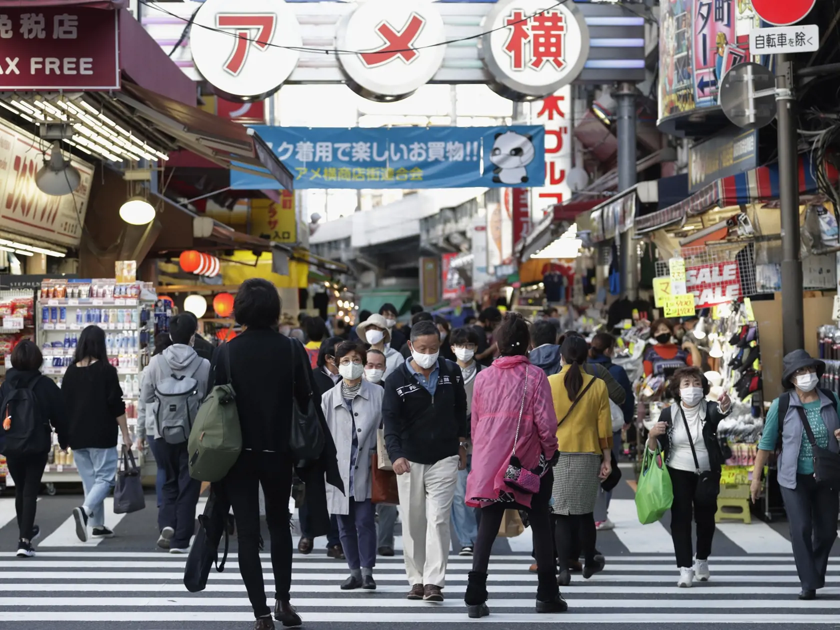 WA 22 Tokio - Ľudia s ochrannými rúškami prechádzajú cez priechod pre chodcov v Tokiu vo štvrtok 19. novembra 2020. Japonská metropola vyhlásila najvyšší stupeň pohotovosti po tom, čo  tam denný nárast prípadov nákazy novým koronavírusom po prvý raz prekonal hranicu 500. Situácia v Tokiu vzbudzuje obavy aj preto, že by sa tam mali budúci rok konať letné olympijské hry, ktoré preložili o rok z dôvodu koronavírusovej pandémie. V stredu Japonsko prvýkrát od začiatku epidémie ochorenia Covid-19 zazn