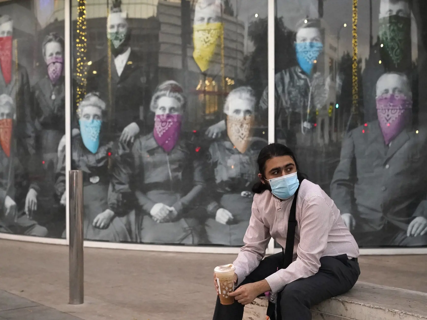 WA 8 Beverly Hills - Muž sedí počas prestávky s kávou v ruke pred grafitom s koronavírusovou tématikou v kalifornskom Beverly Hills v stredu 9. decembra 2020. FOTO TASR/AP 

lA man takes a coffee break in front of a COVID 19-themed mural, Wednesday, Dec. 9, 2020, in Beverly Hills, Calif. (AP Photo/Marcio Jose Sanchez)