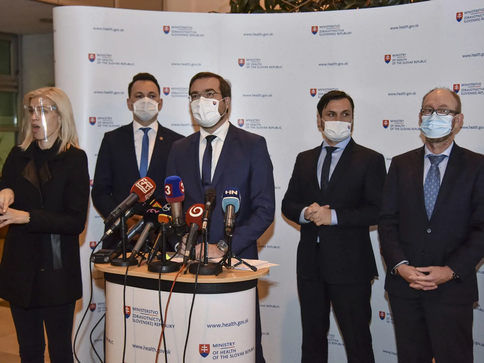 Na snímke zľava tlmočníčka posunkovej reči, riaditeľ Operačného strediska záchrannej zdravotnej služby SR Michal Weinciler, minister zdravotníctva (MZ) SR Marek Krajčí, štátny tajomník MZ SR Peter Stachura, prezident Slovenskej spoločnosti infektológov Pavol Jarčuška počas tlačovej konferencie Ministerstva zdravotníctva SR k aktuálnej epidemiologickej situácii na Slovensku 20. novembra 2020 v Bratislave. FOTO TASR - Pavol Zachar